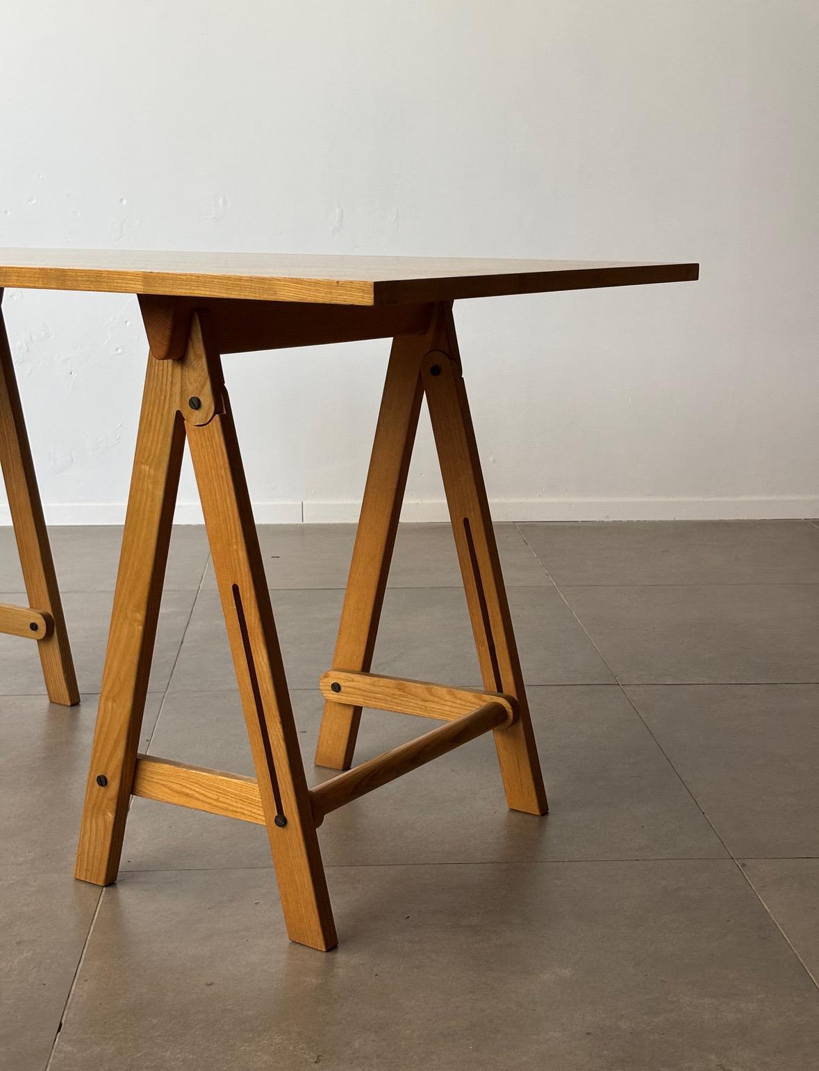 Der faltbare flache Tisch aus dem Italien der 1970er Jahre ist ein eindrucksvolles Beispiel für funktionales Design und minimalistische Eleganz. Die Tischplatte ist aus Sperrholz gefertigt und bietet eine leichte, aber haltbare Oberfläche, während