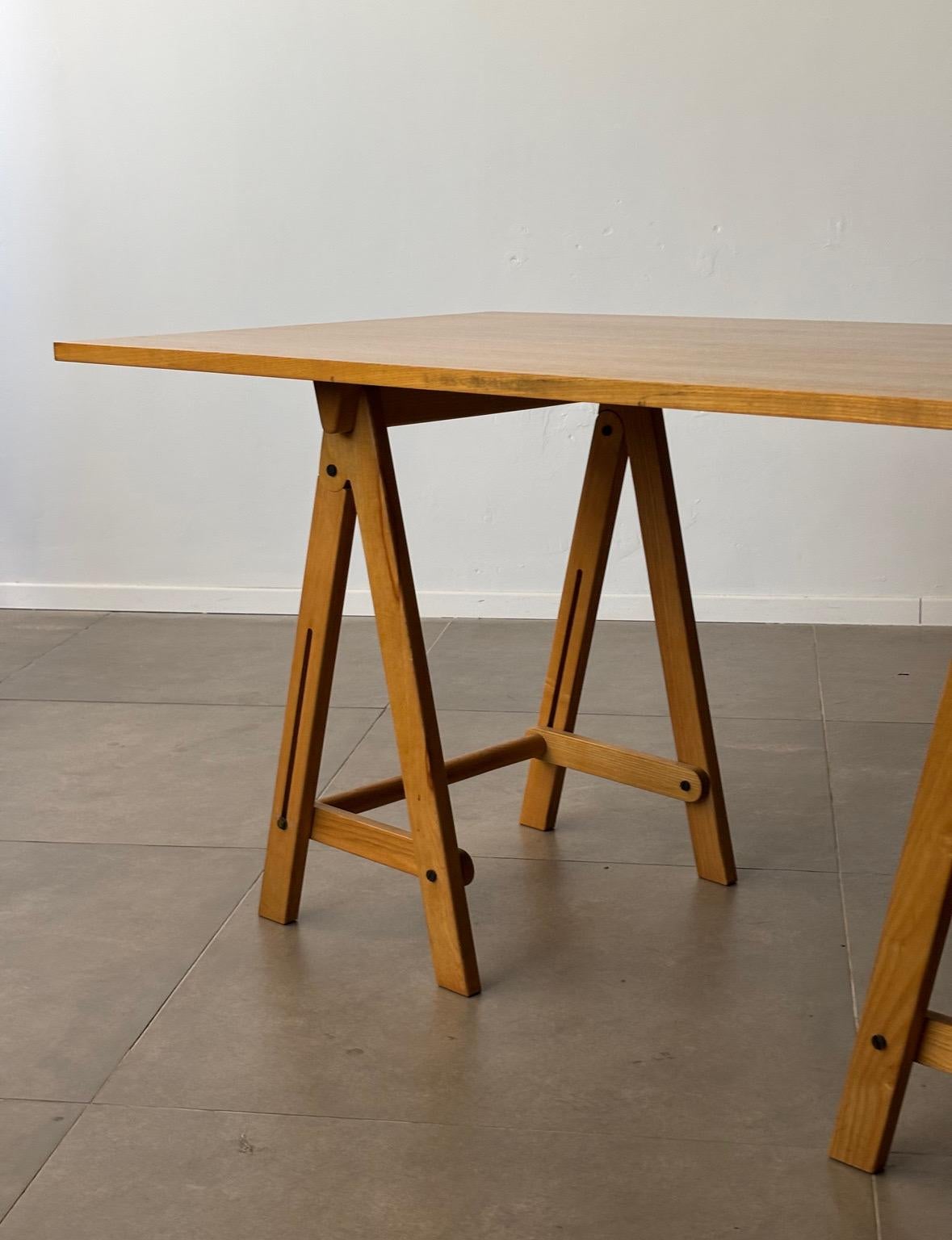 Midcentury Folding Flat Trestle Table aus Italien der 1970er Jahre im Zustand „Gut“ im Angebot in Tel Aviv-Yafo, Tel Aviv District