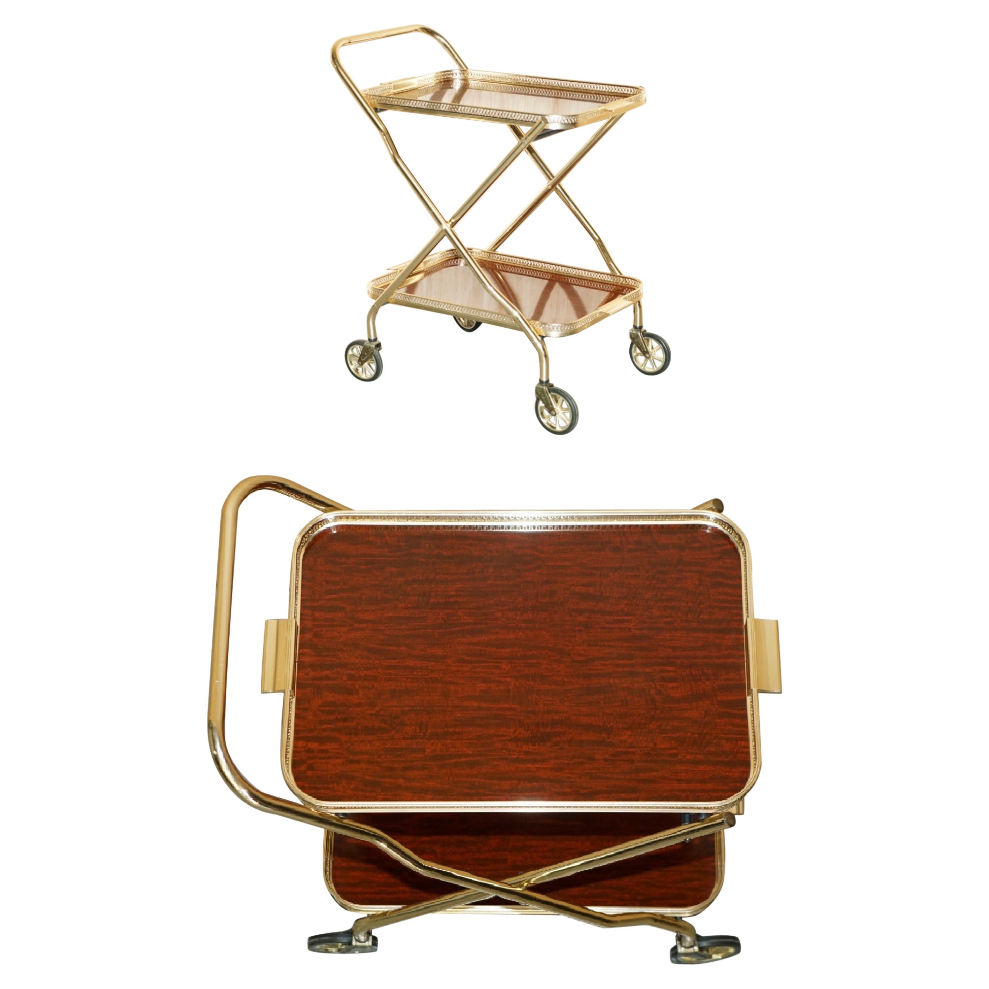 Carrello portabevande del Midcentury Foldes in legno duro e ottone del 1950 con vassoi rimovibili in vendita