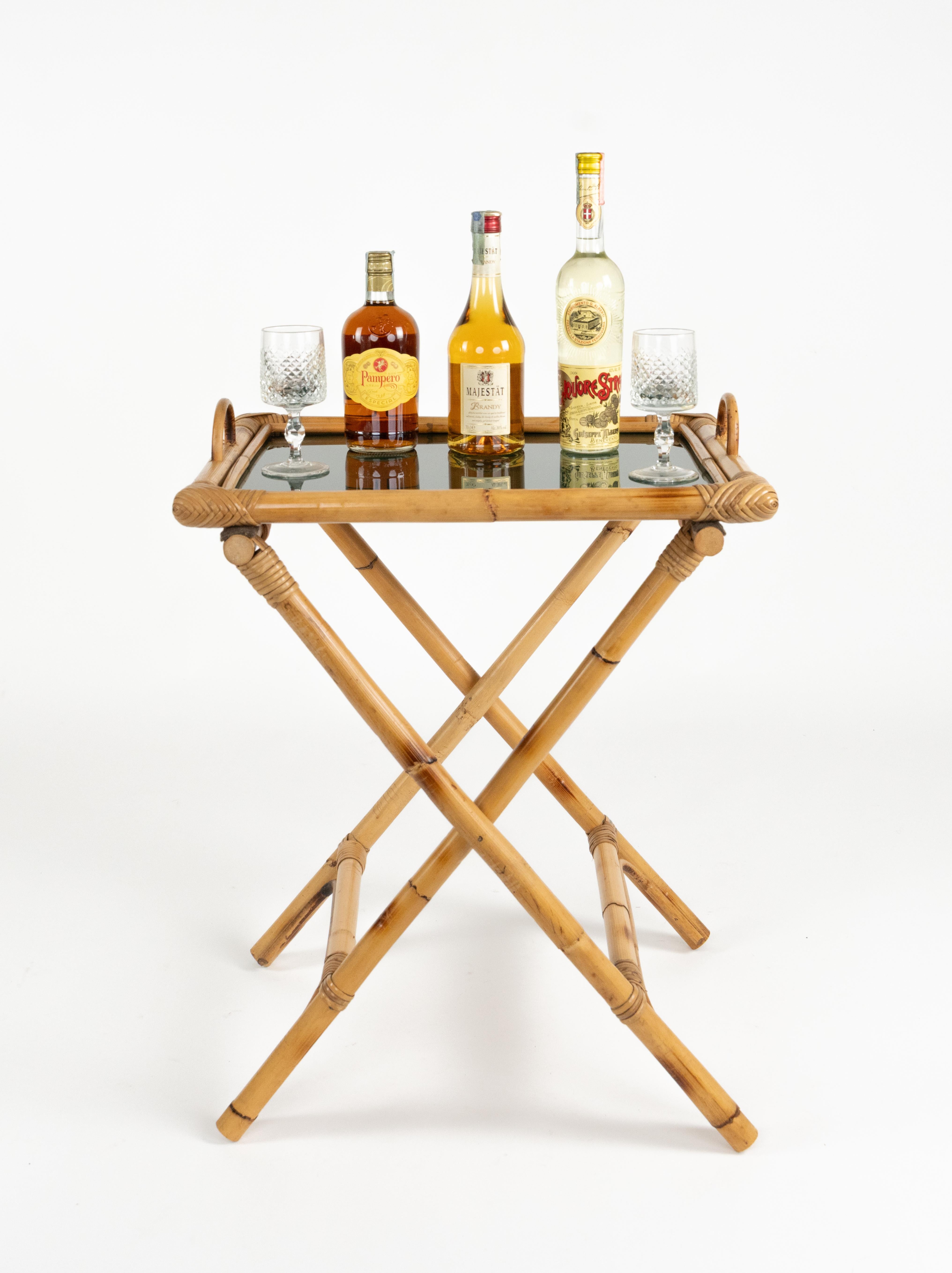 Italiano Midcentury Folding Serving Tray Table in Bamboo, Rattan and Glass, Italy 1970s in vendita
