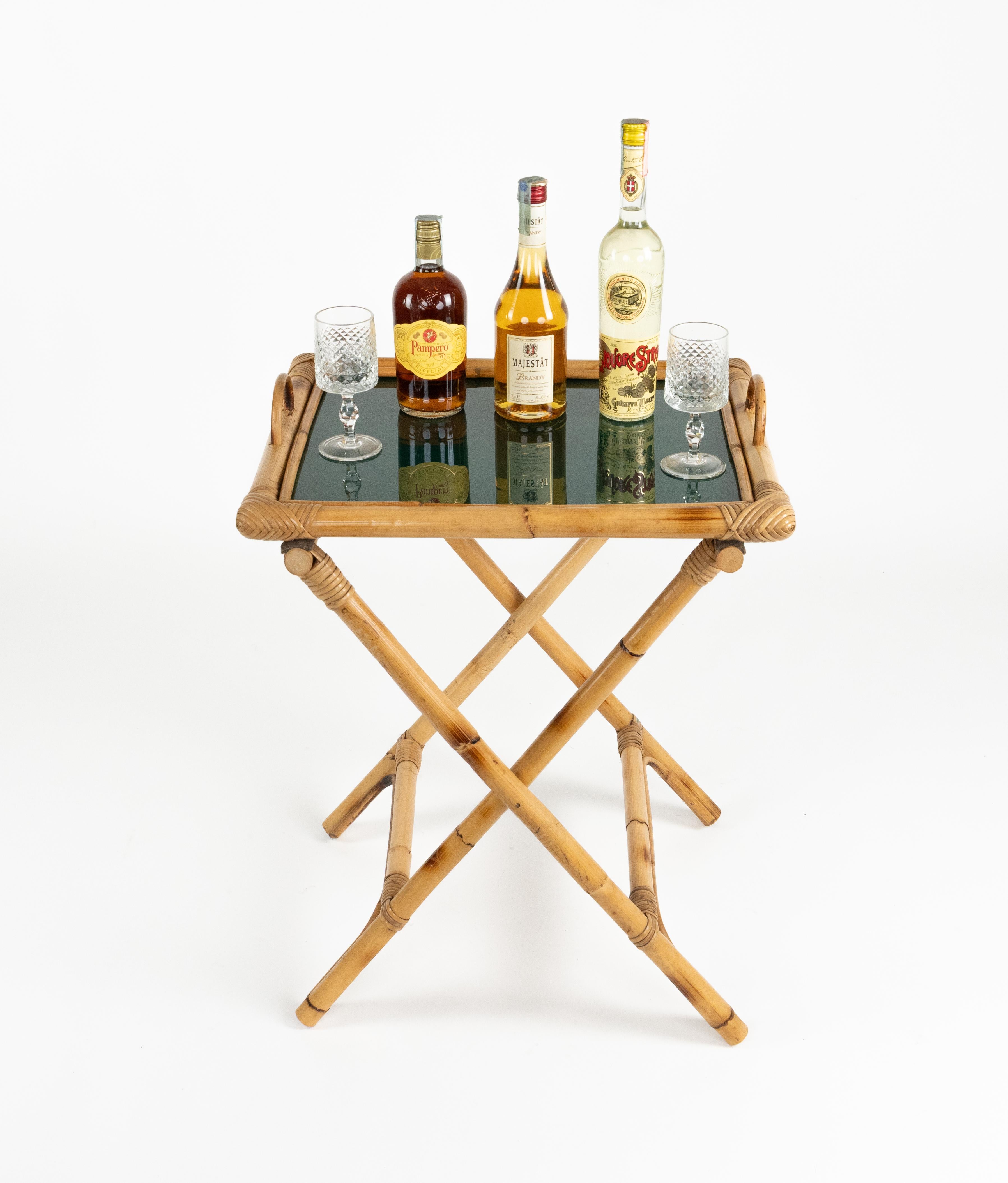 Midcentury Folding Serving Tray Table in Bamboo, Rattan and Glass, Italy 1970s In condizioni buone in vendita a Rome, IT