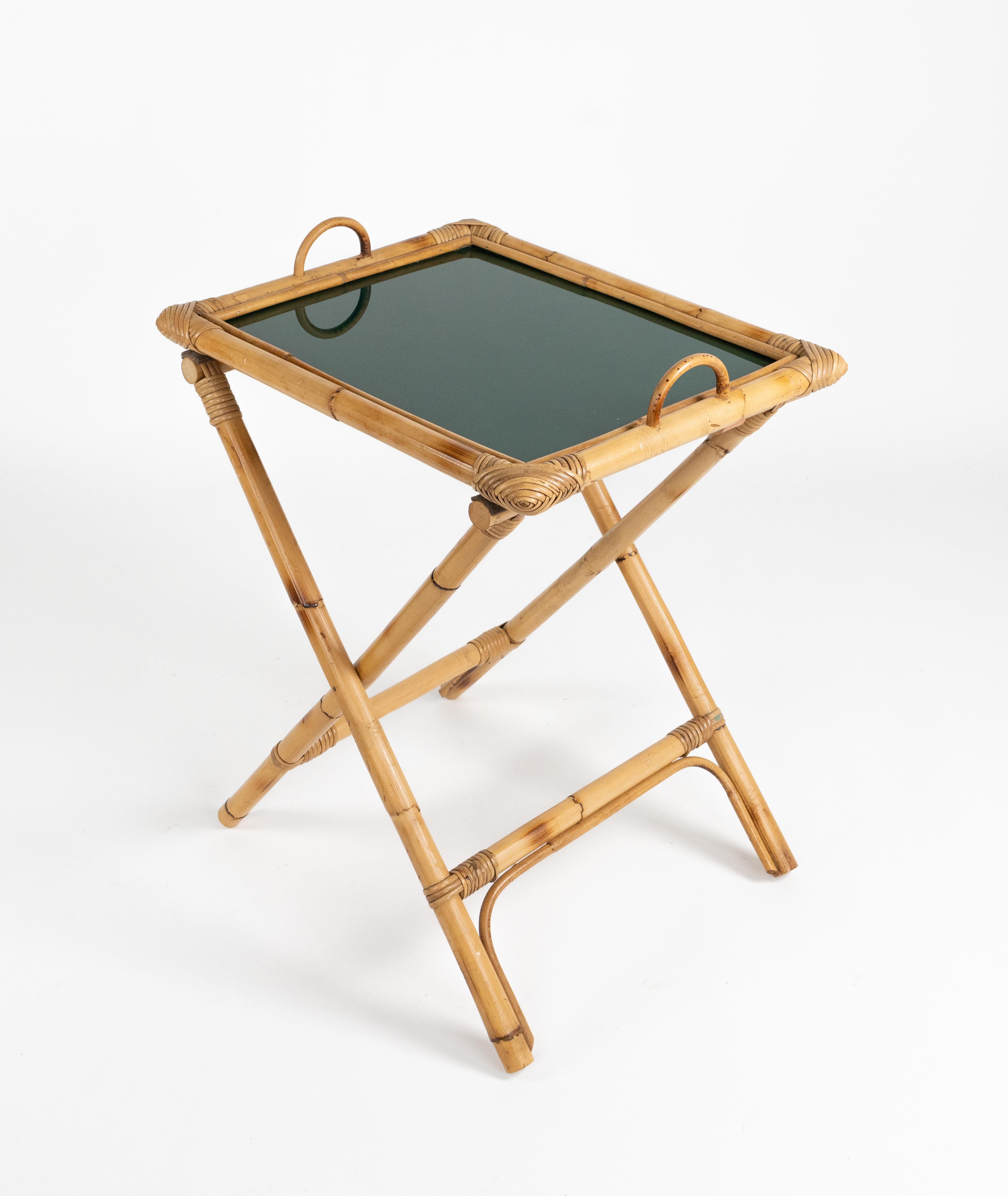 Fine XX secolo Midcentury Folding Serving Tray Table in Bamboo, Rattan and Glass, Italy 1970s in vendita
