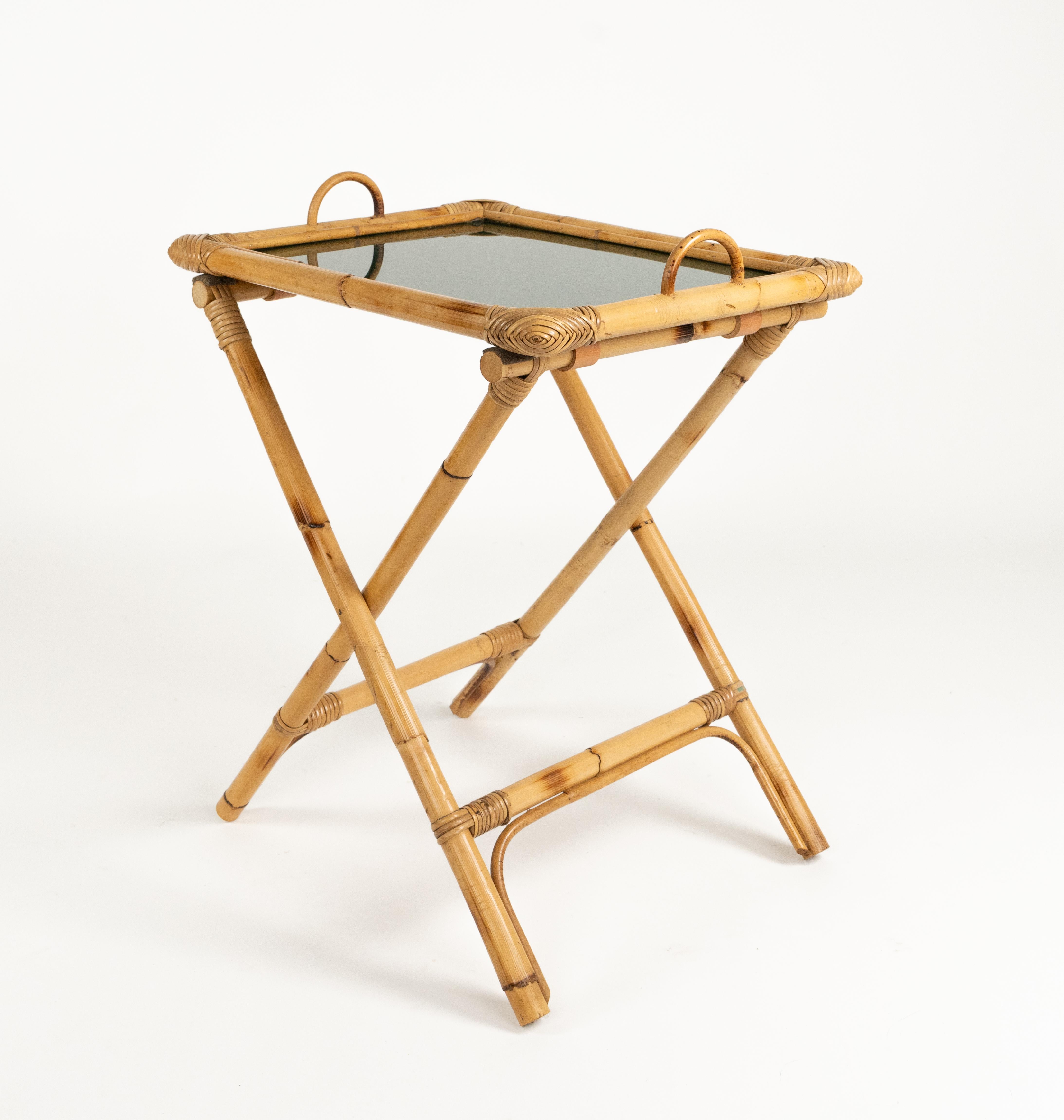 Pelle Midcentury Folding Serving Tray Table in Bamboo, Rattan and Glass, Italy 1970s in vendita