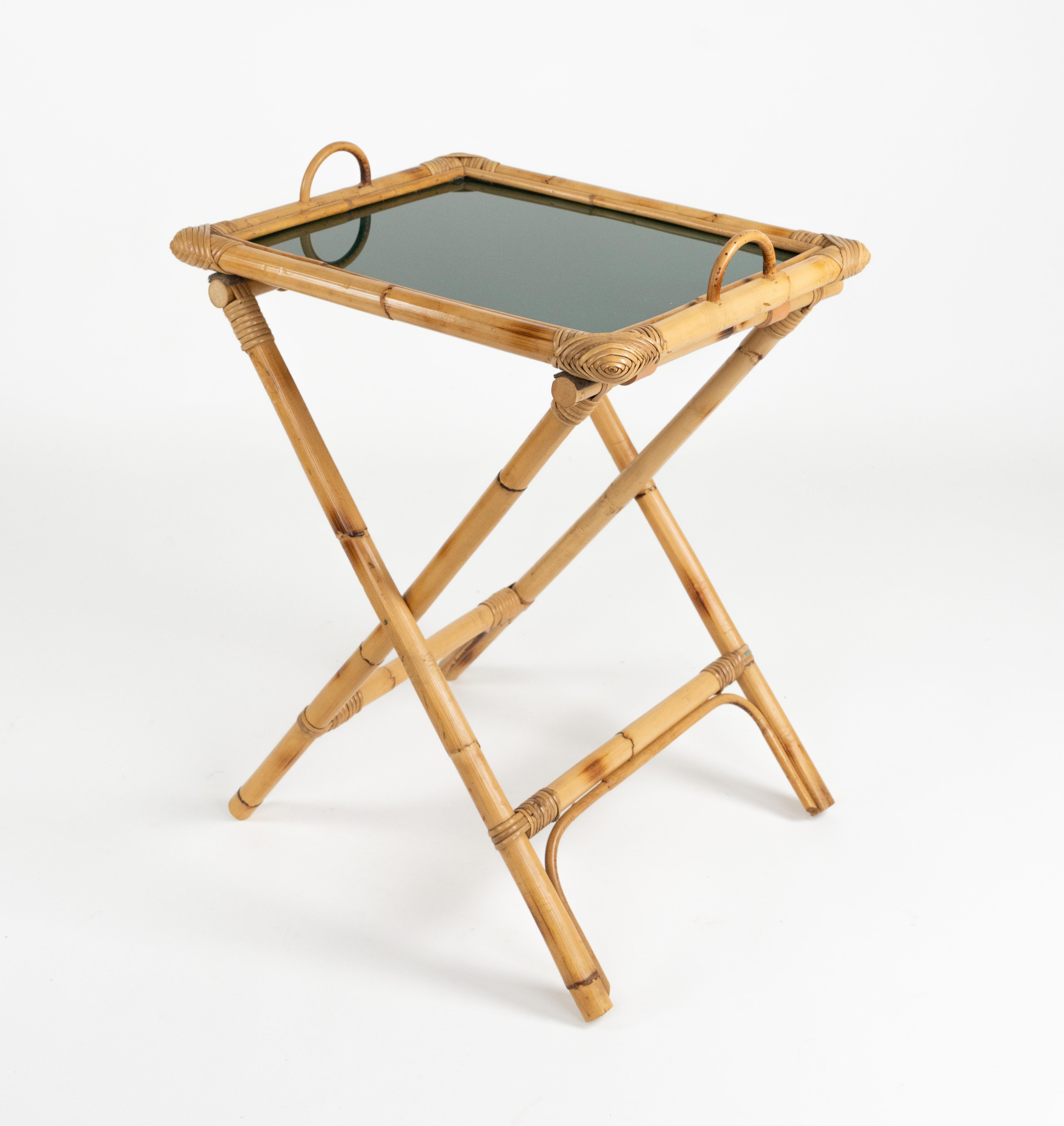 Midcentury Folding Serving Tray Table in Bamboo, Rattan and Glass, Italy 1970s in vendita 1