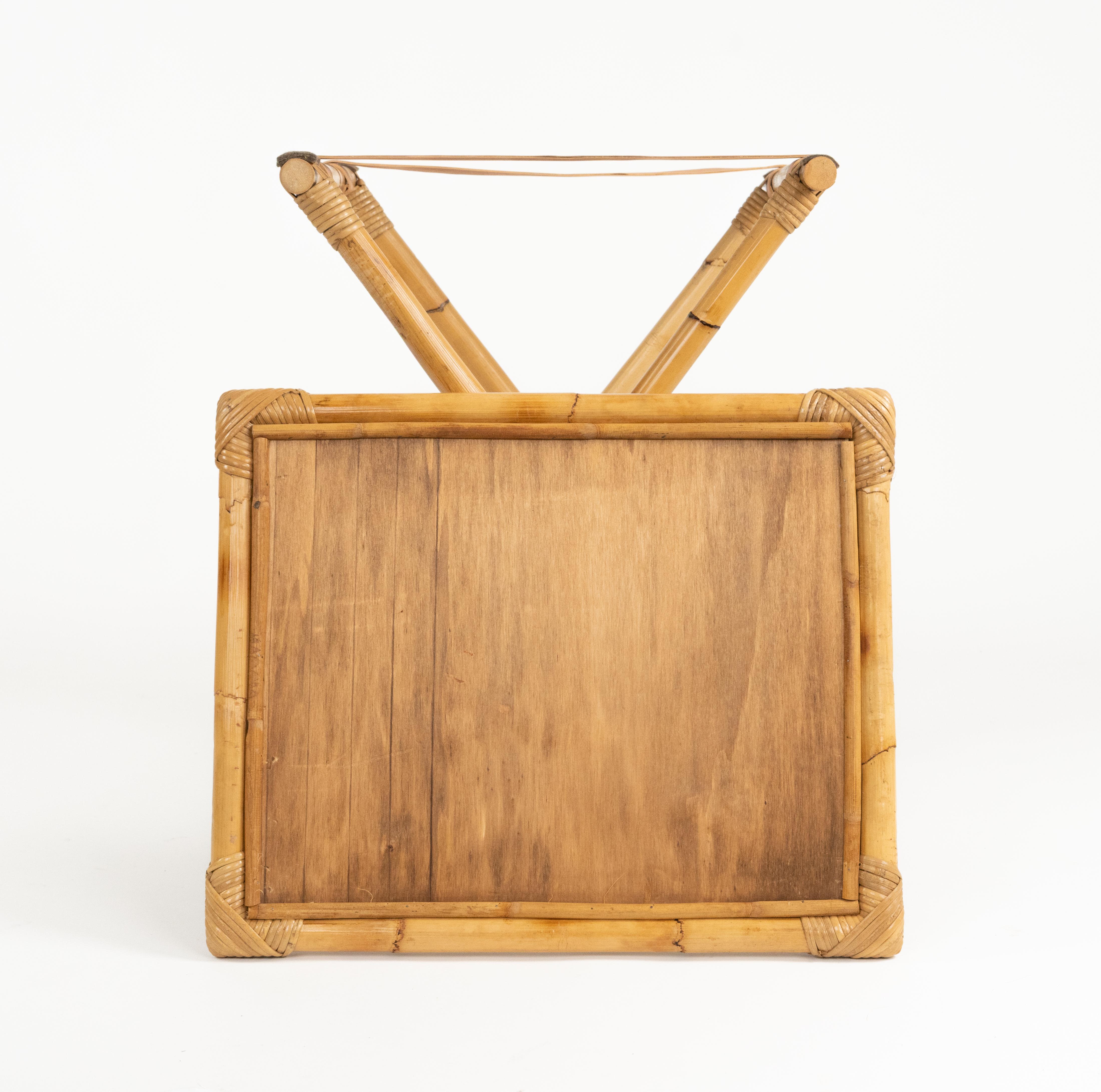 Midcentury Folding Serving Tray Table in Bamboo, Rattan and Glass, Italy 1970s in vendita 2