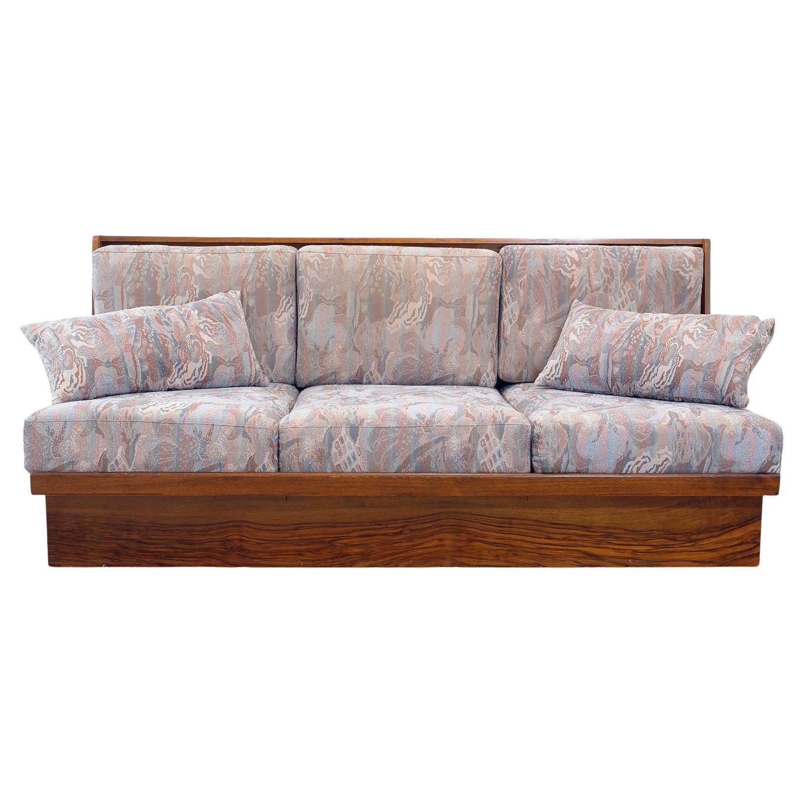 Klappbares Schlafsofa aus der Mitte des Jahrhunderts, 1958 in der ehemaligen Tschechoslowakei hergestellt.

Dieses Sofa hat eine Holzstruktur, die mit Nussbaum furniert ist. Das Sofa befindet sich in einem sehr guten Vintage-Zustand, der leichte