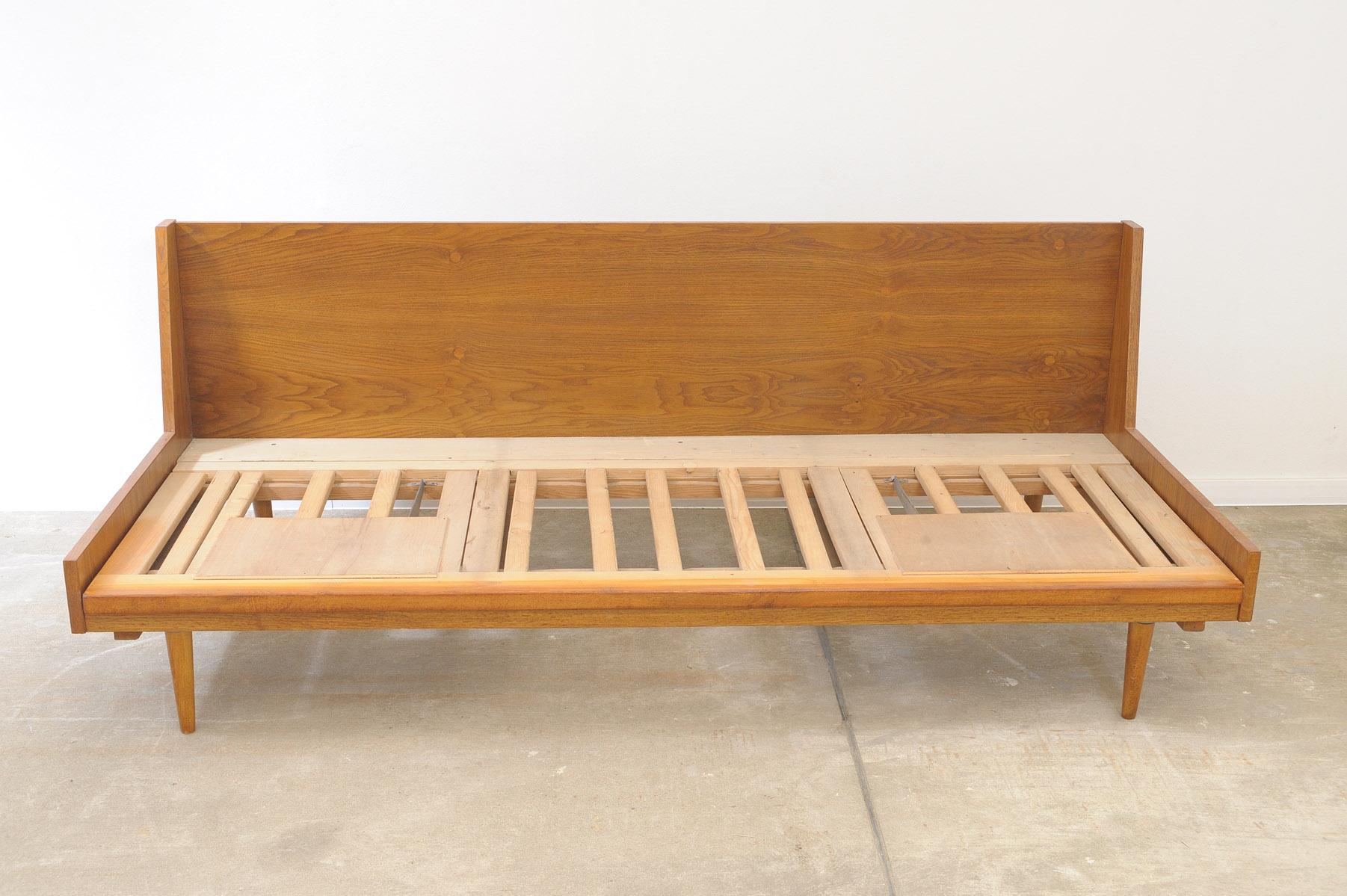 Canapé-lit du milieu du siècle, fabriqué dans l'ancienne Tchécoslovaquie dans les années 1970. Le canapé a une structure en bois de hêtre et une tapisserie d'origine.

Les parties en bois ont été entièrement rénovées, les matelas portent des signes