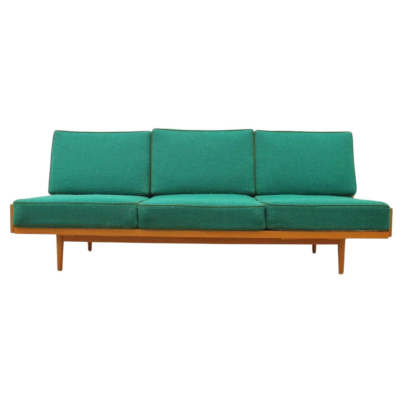 Schlafsofa aus der Mitte des Jahrhunderts, hergestellt in der ehemaligen Tschechoslowakei in den 1970er Jahren. Das Sofa hat eine Struktur aus Buchenholz, es ist in sehr gutem Zustand, zeigt leichte Alters- und Gebrauchsspuren.

Länge: 200 cm

Höhe: