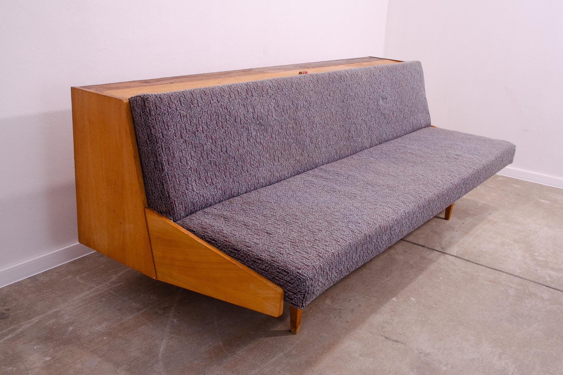 Midcentury Folding Sofabed by Tatra nabytok, 1970s, Czechoslovakia In Good Condition For Sale In Prague 8, CZ
