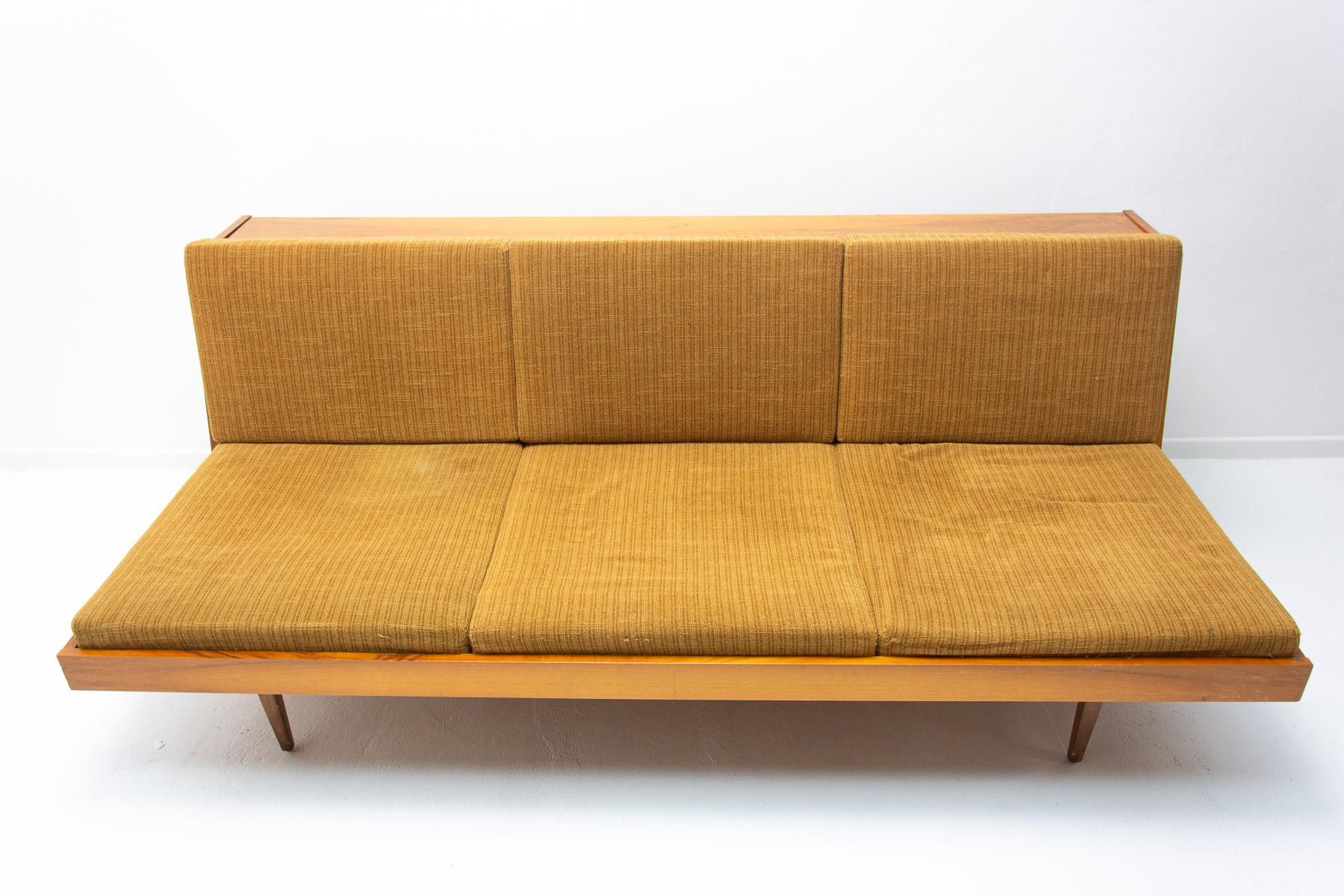  Midcentury Folding Sofabed in Walnut, 1970s, Czechoslovakia In Good Condition In Prague 8, CZ