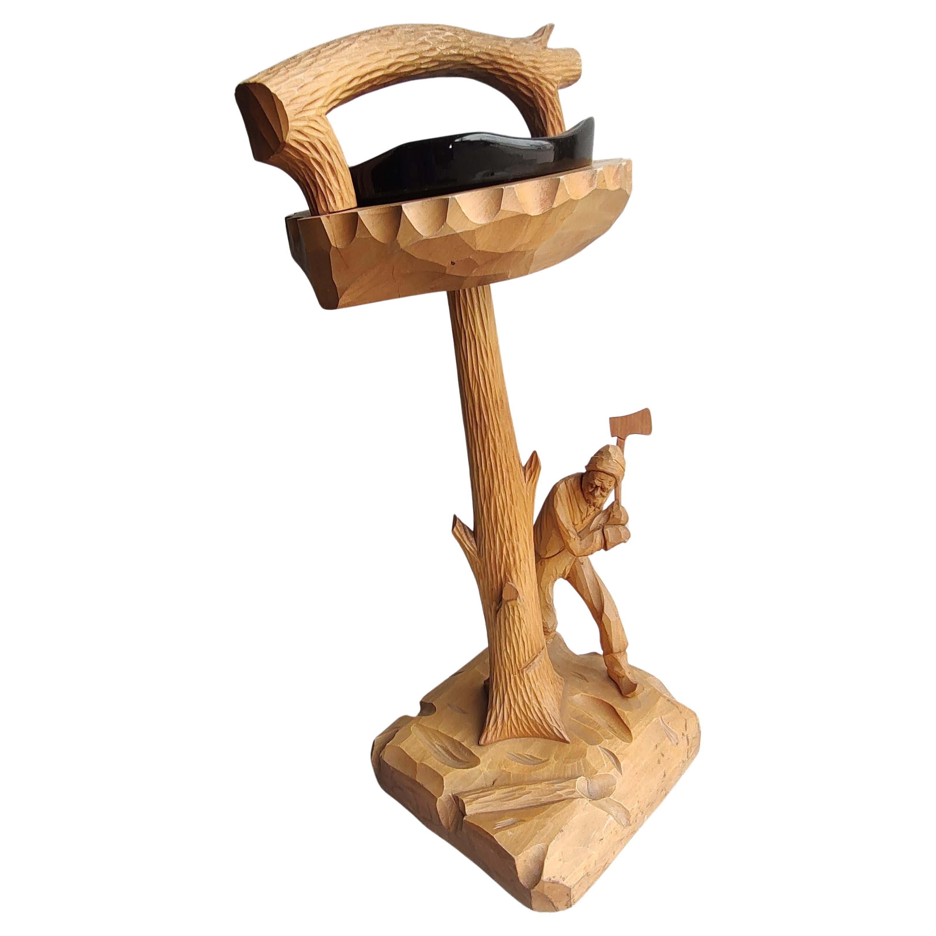 Aschenbecher aus der Volkskunst der Mitte des Jahrhunderts mit Figur, handgeschnitzt von Paul Emile Caron C1969 (Keramik) im Angebot