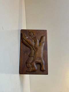 Midcentury Folk Art Oak Box Hand geschnitzt mit Bär Angriff