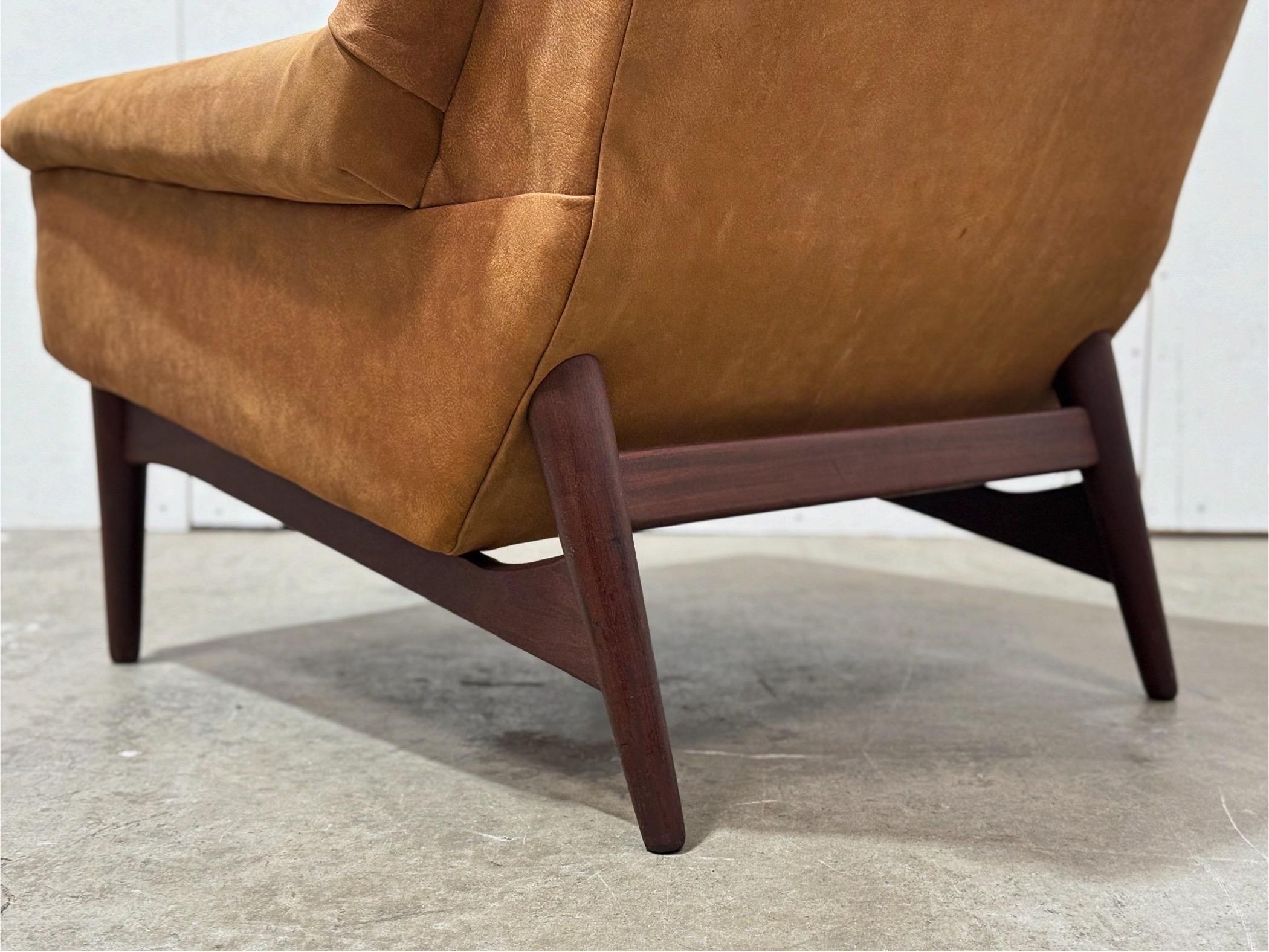 Folke Ohlsson Dux Leder-Loungesessel + Ottomane aus der Mitte des Jahrhunderts – Teakholz-Fassung hinten (Moderne der Mitte des Jahrhunderts) im Angebot