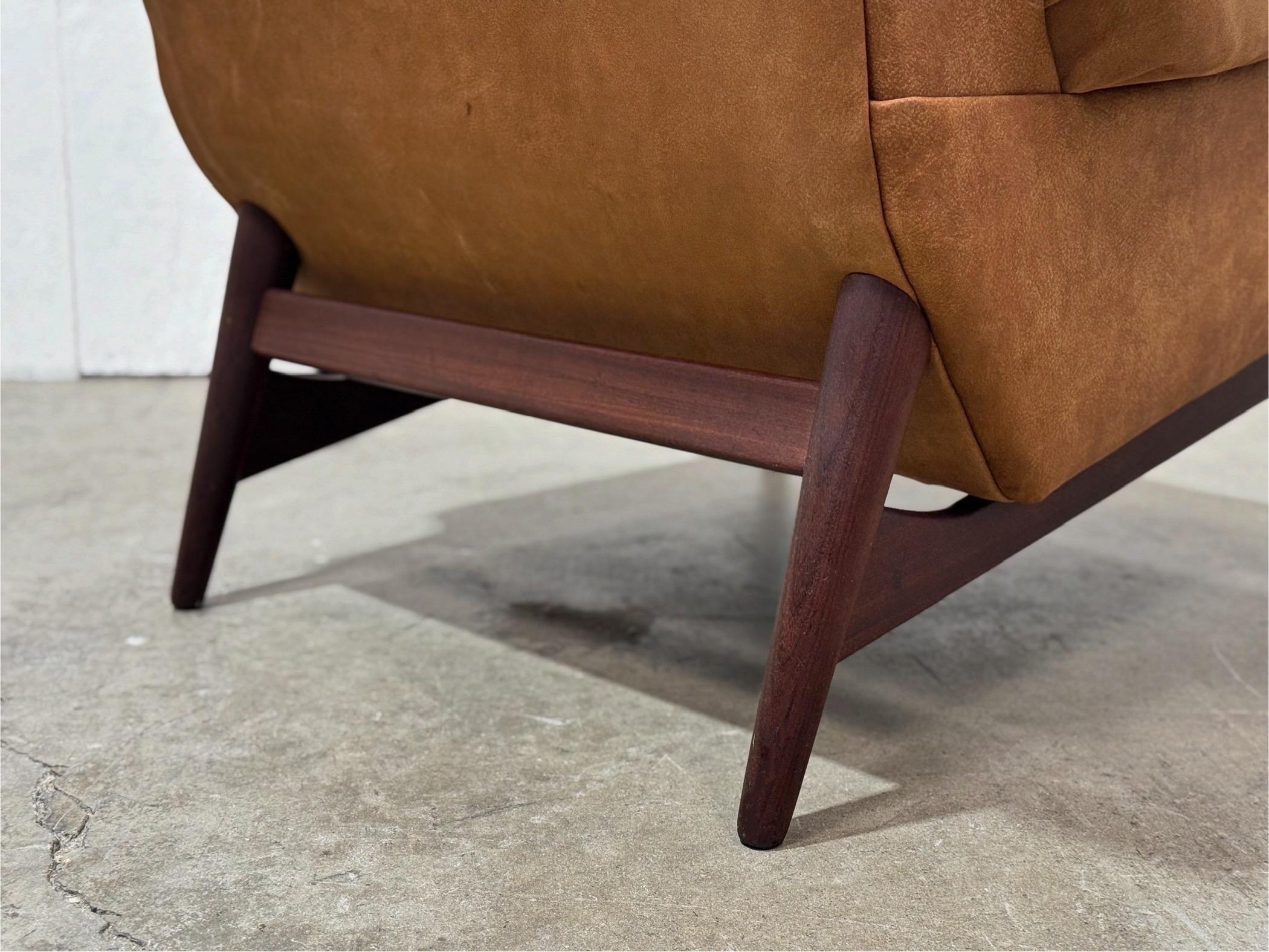 Folke Ohlsson Dux Leder-Loungesessel + Ottomane aus der Mitte des Jahrhunderts – Teakholz-Fassung hinten im Angebot 2