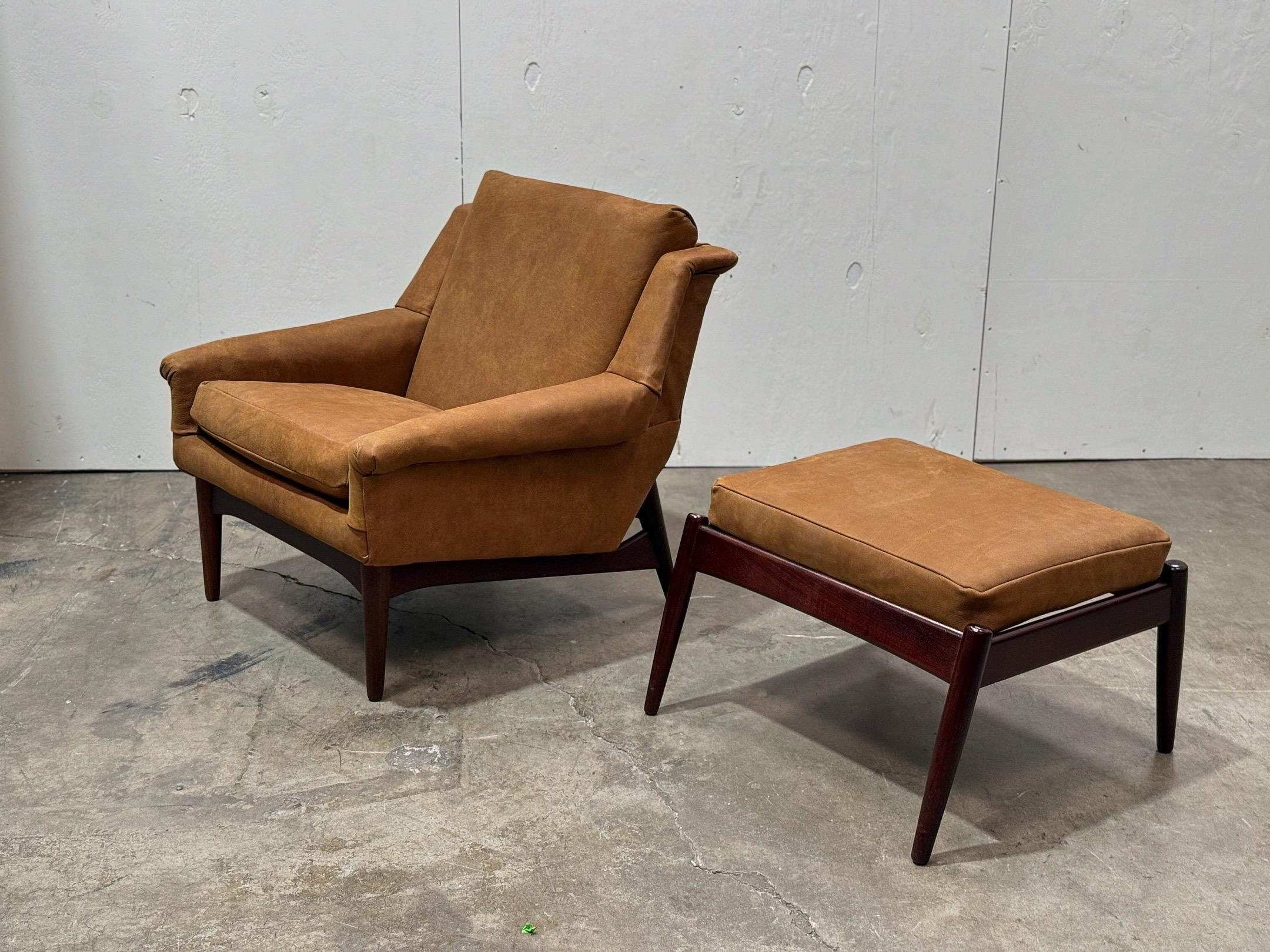 Folke Ohlsson Dux Leder-Loungesessel + Ottomane aus der Mitte des Jahrhunderts – Teakholz-Fassung hinten im Angebot 3