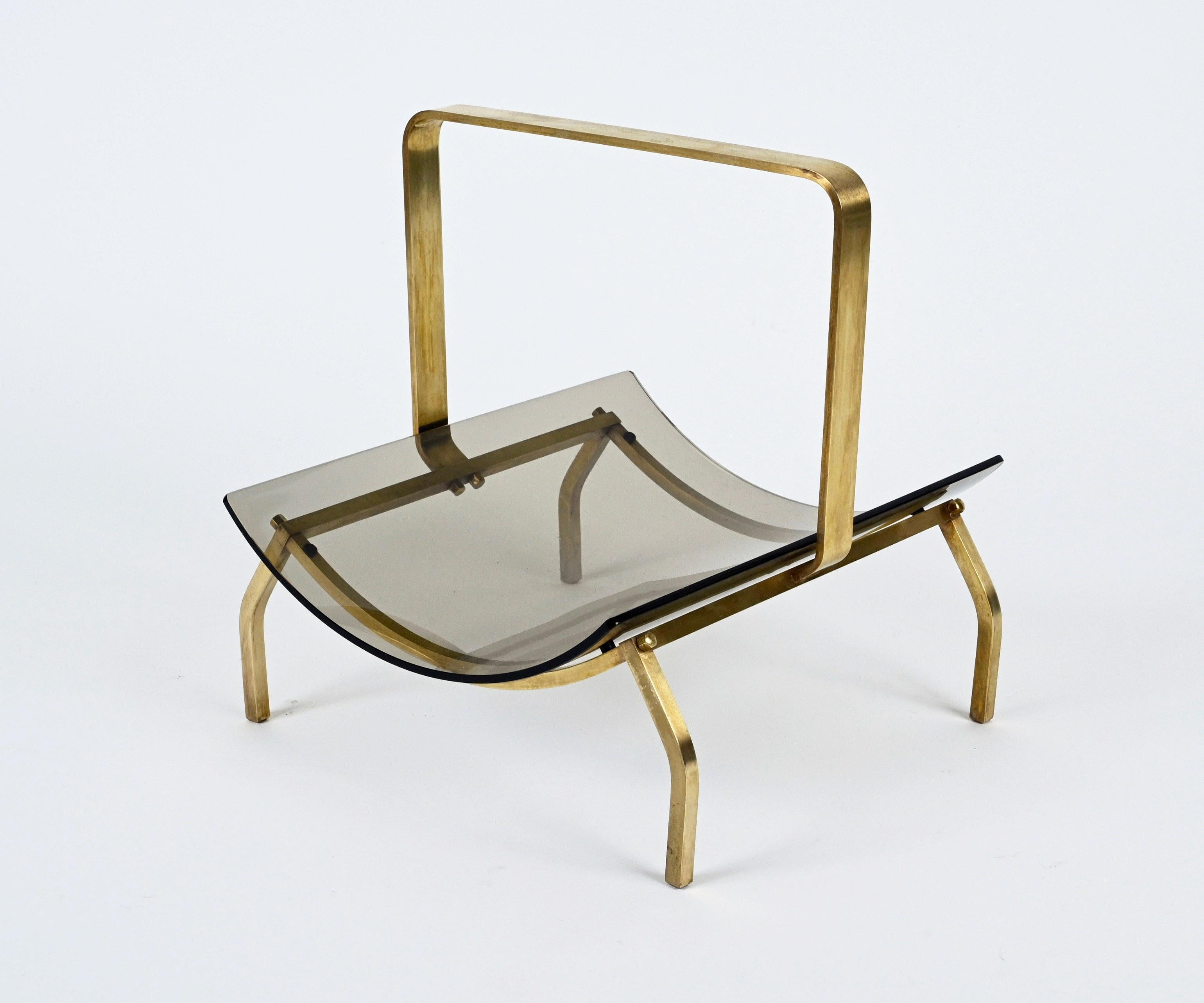 Midcentury Fontana Arte Brass and Smoked Glass Magazine Rack Stand, 1960s, Italy In Good Condition For Sale In Roma, IT