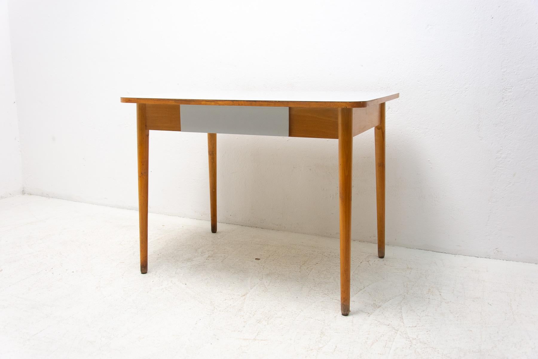 Midcentury Formica and Wood Central Table, Czechoslovakia, 1960´s For Sale 1