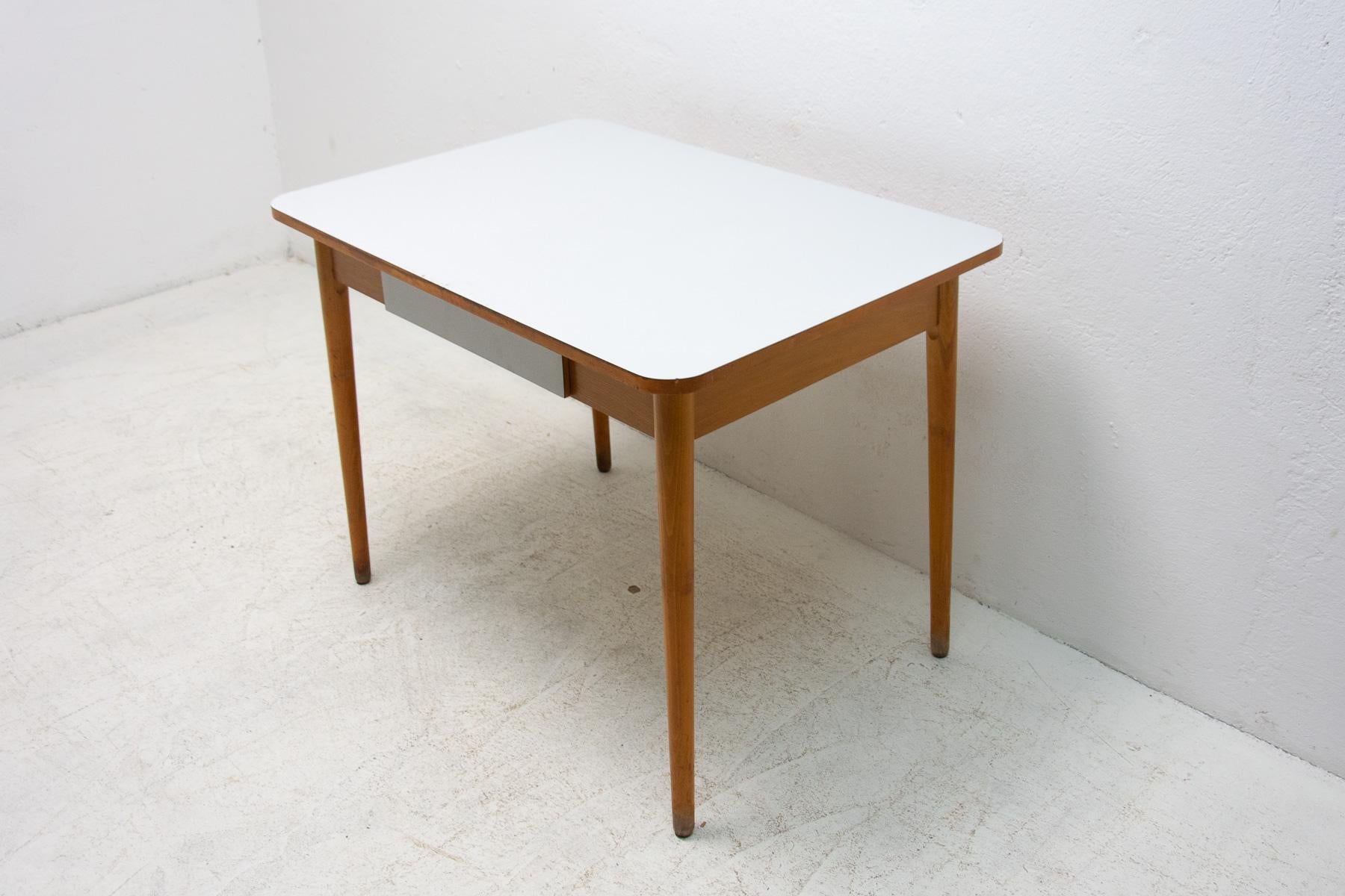 Formica- und Holz-Mitteltisch aus der Jahrhundertmitte, Tschechoslowakei, 1960er Jahre im Angebot 3