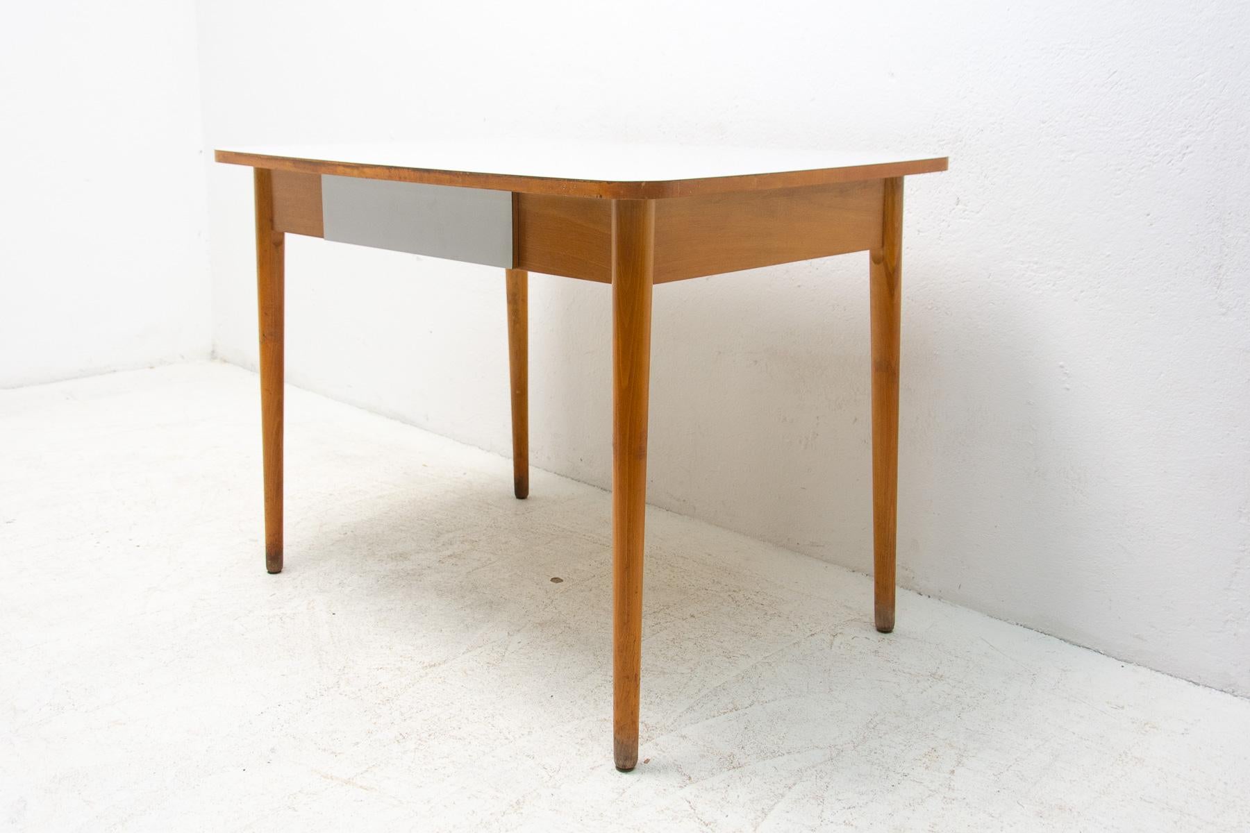 Midcentury Formica and Wood Central Table, Czechoslovakia, 1960´s For Sale 3
