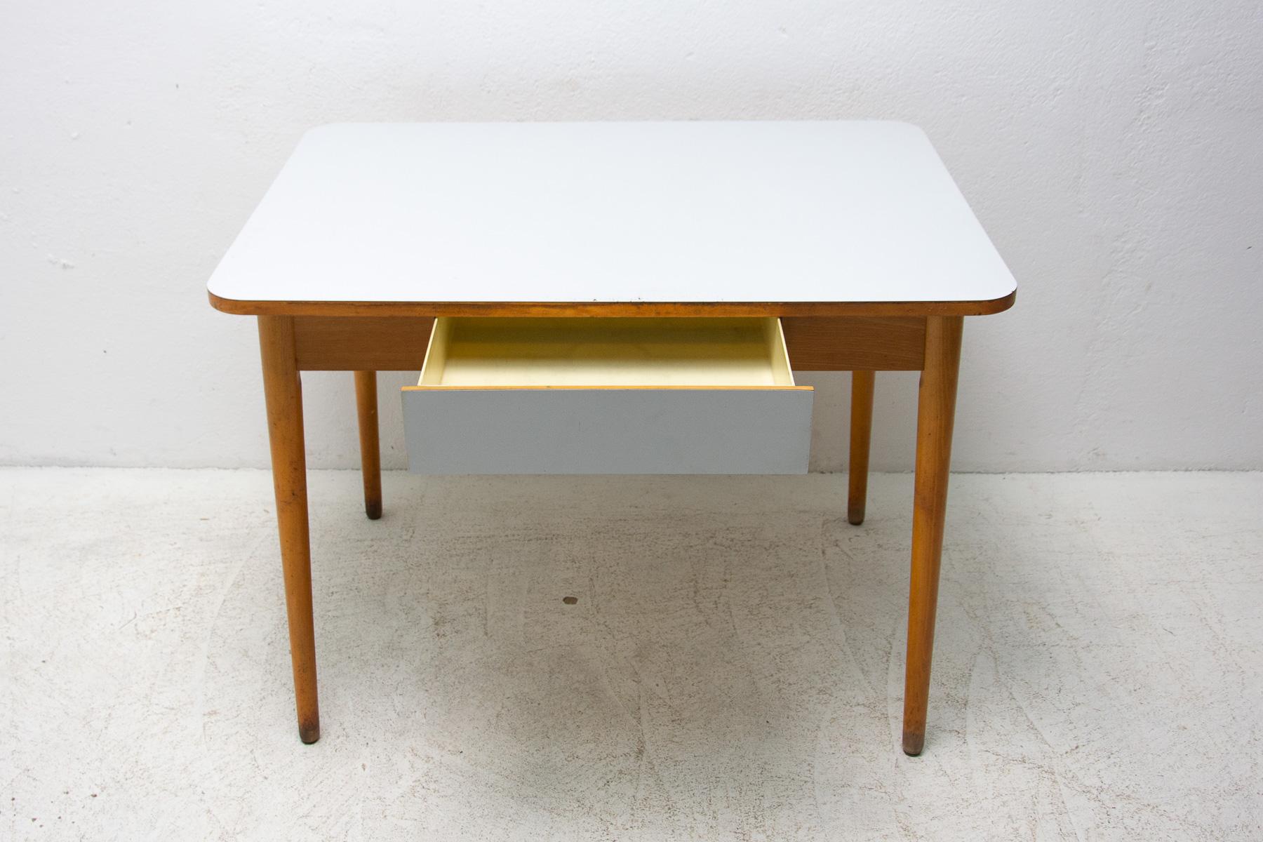 Midcentury Formica and Wood Central Table, Czechoslovakia, 1960´s For Sale 4