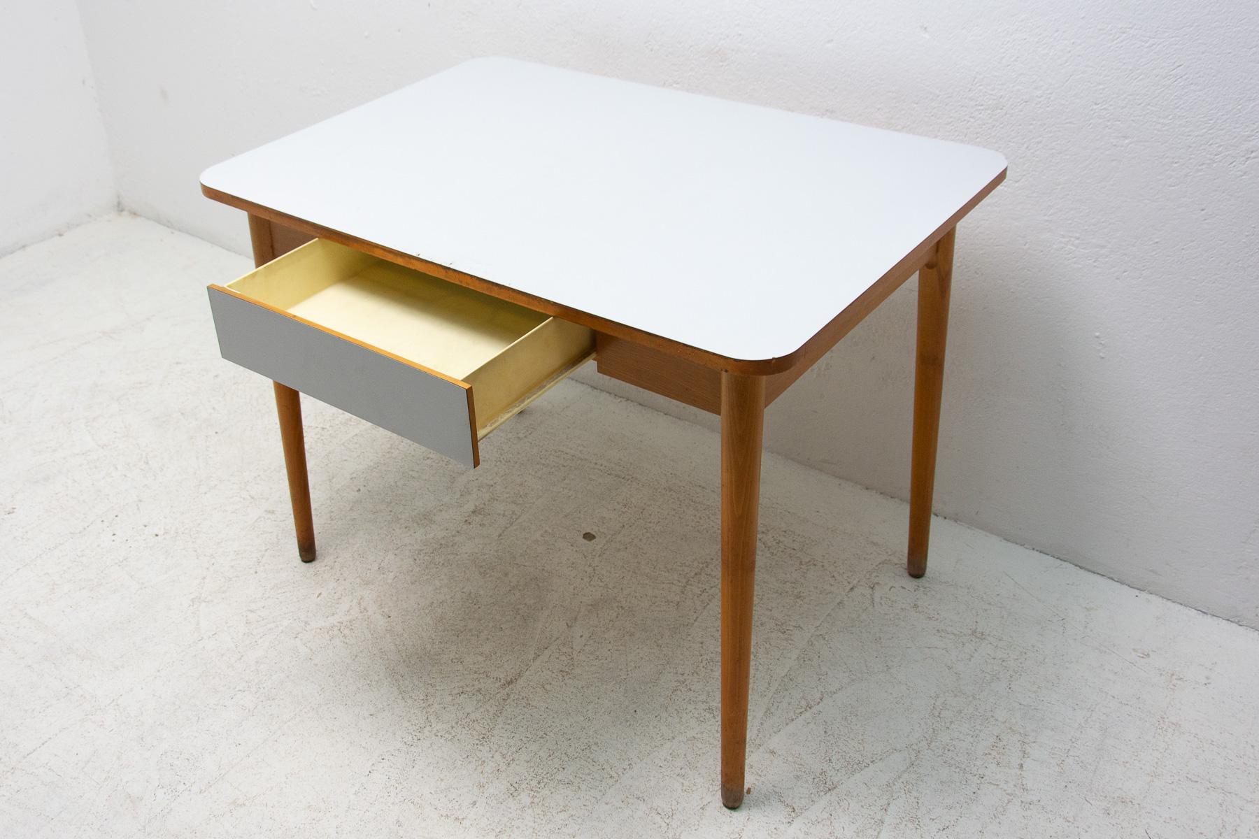 Midcentury Formica and Wood Central Table, Czechoslovakia, 1960´s For Sale 5