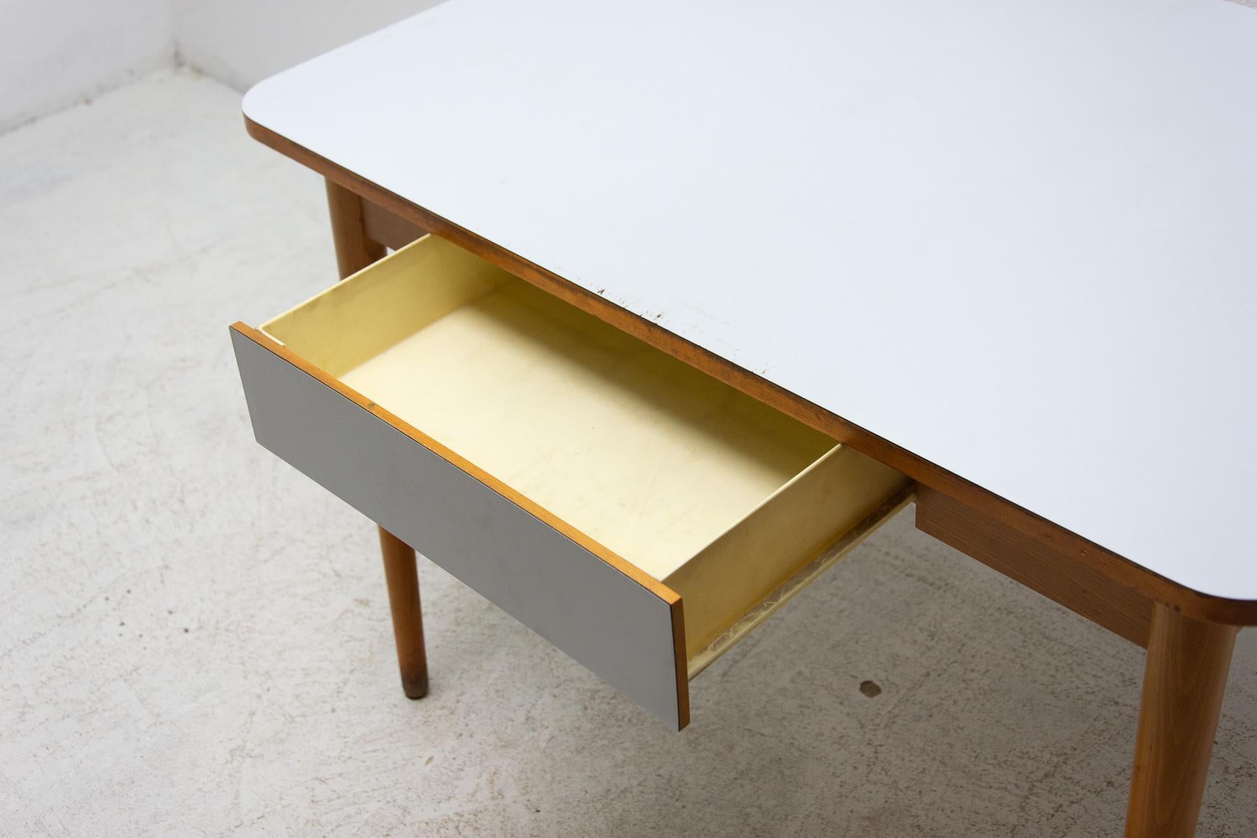 Midcentury Formica and Wood Central Table, Czechoslovakia, 1960´s For Sale 6