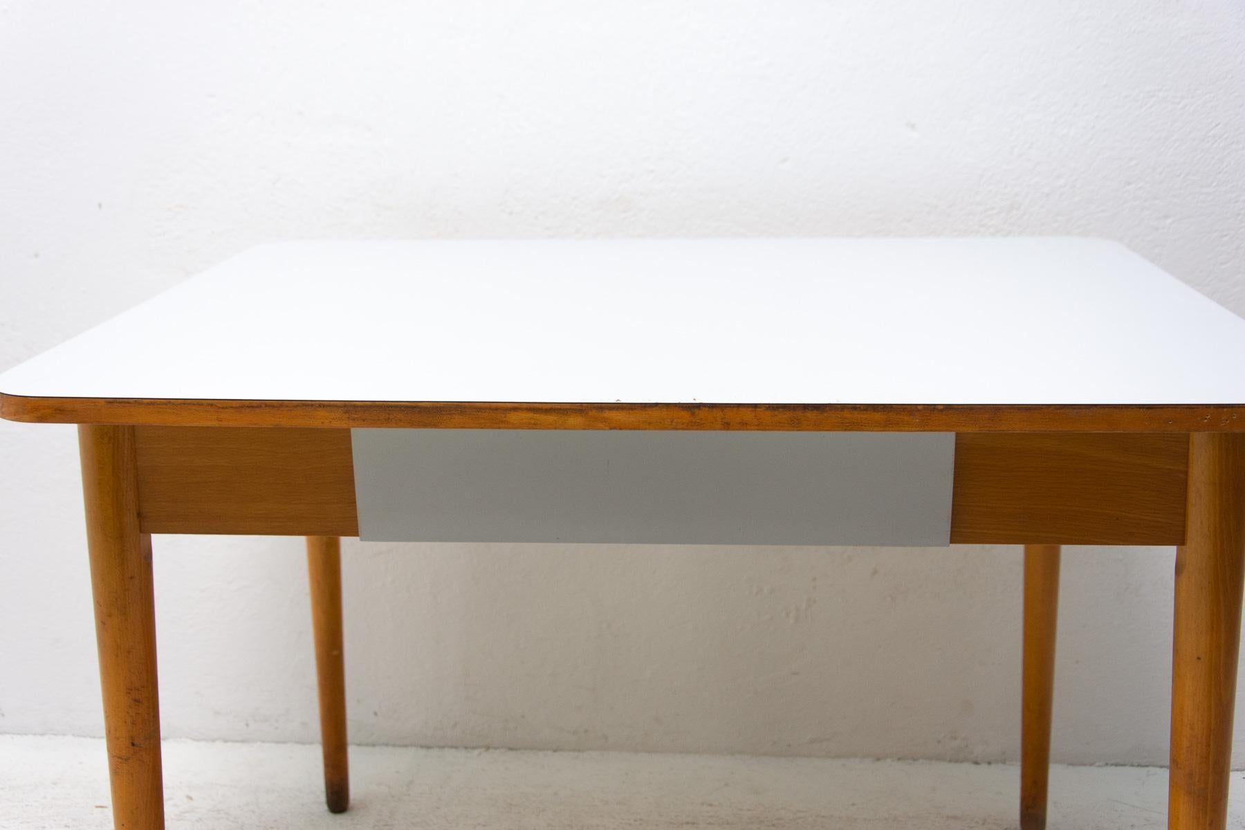 Midcentury Formica and Wood Central Table, Czechoslovakia, 1960´s For Sale 9