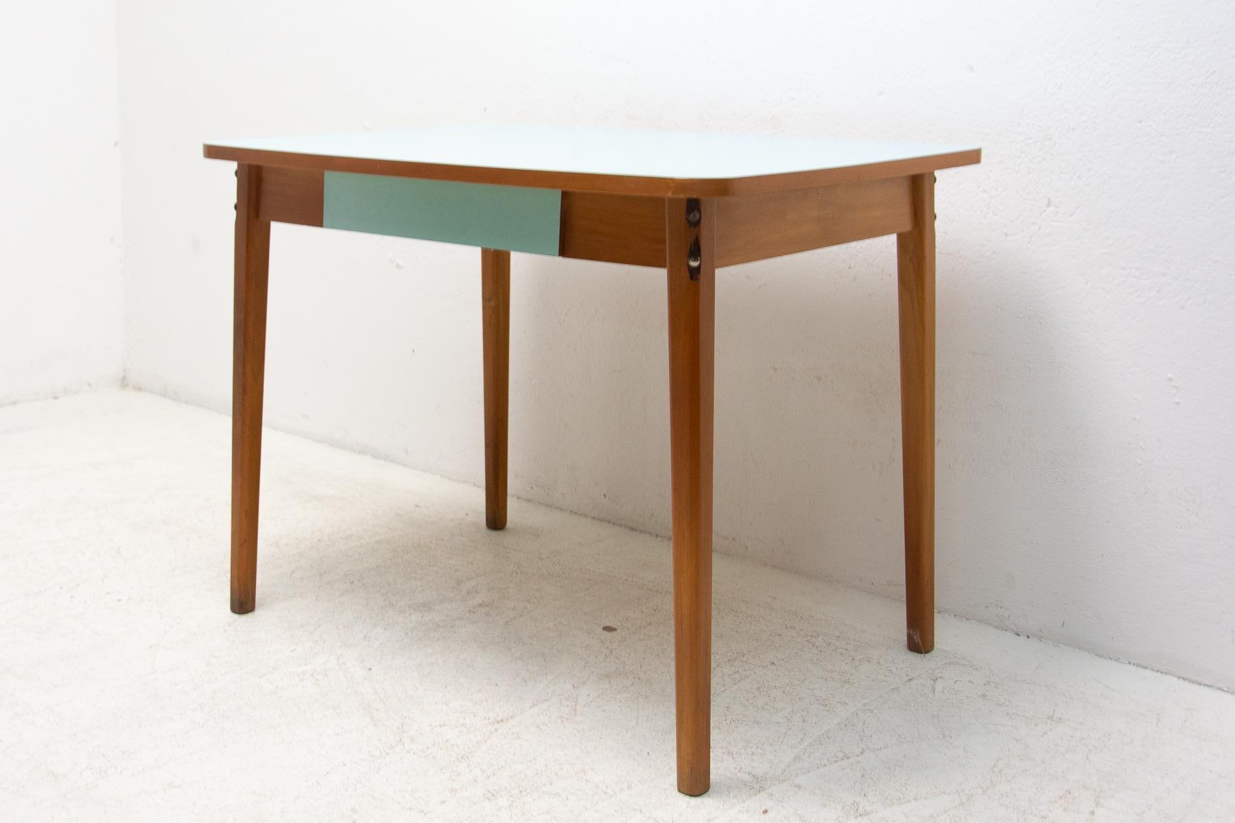 Mitteltisch aus der Mitte des Jahrhunderts mit einer Formica-Platte, Beinen aus Buche und einer Schublade. Er kann auch als Schreibtisch verwendet werden. Es wurde in der ehemaligen Tschechoslowakei in den 1960er Jahren hergestellt. In gutem