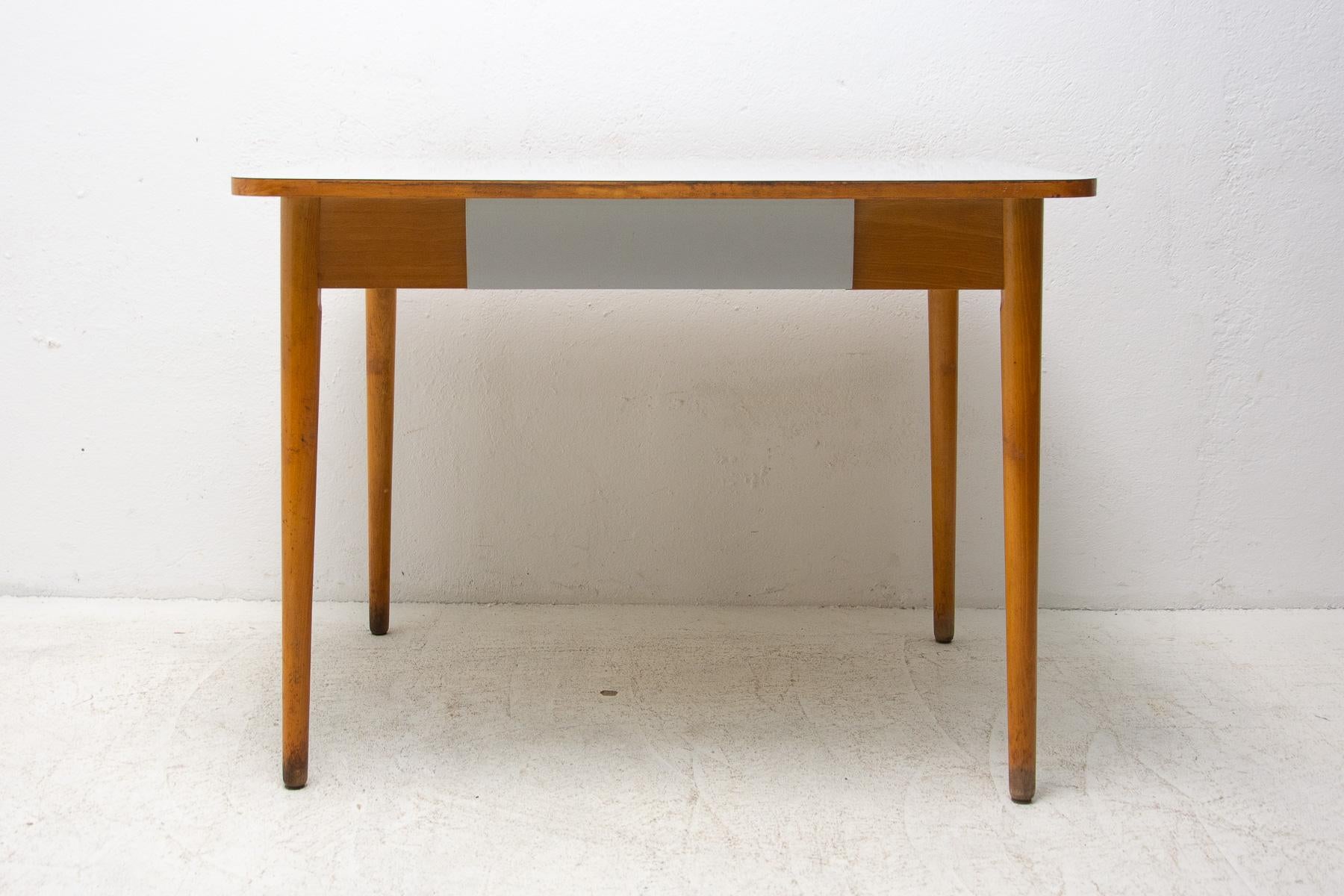 Midcentury Formica and Wood Central Table, Czechoslovakia, 1960´s In Good Condition For Sale In Prague 8, CZ