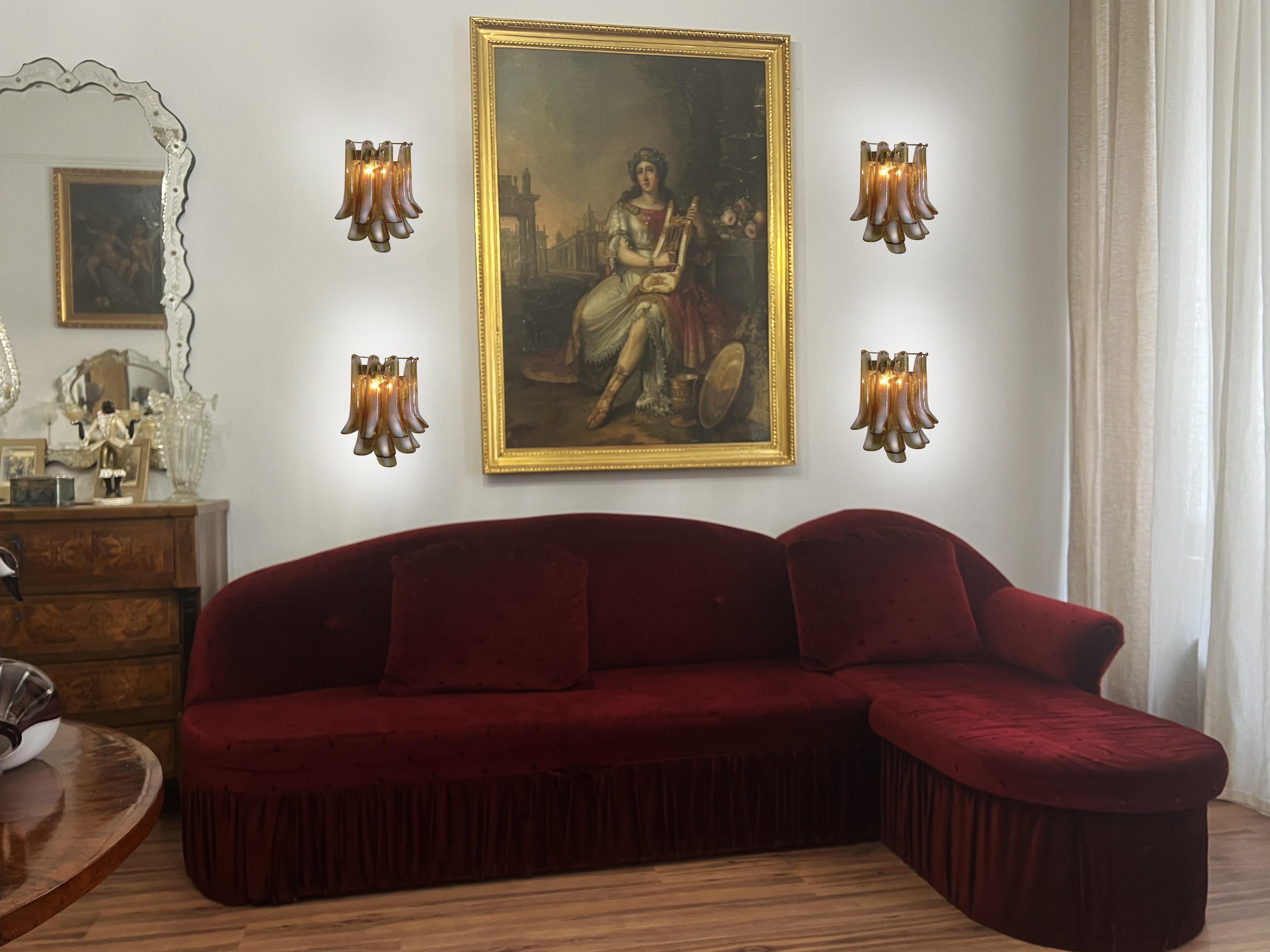 Set di quattro lampade da parete Vintage Italian Murano alla maniera di Mazzega - petali in vetro Latte e Miele
. Le applique hanno 10 petali in vetro lattimo caramello (per ogni applique) in una cornice cromata.
Periodo: fine del XX