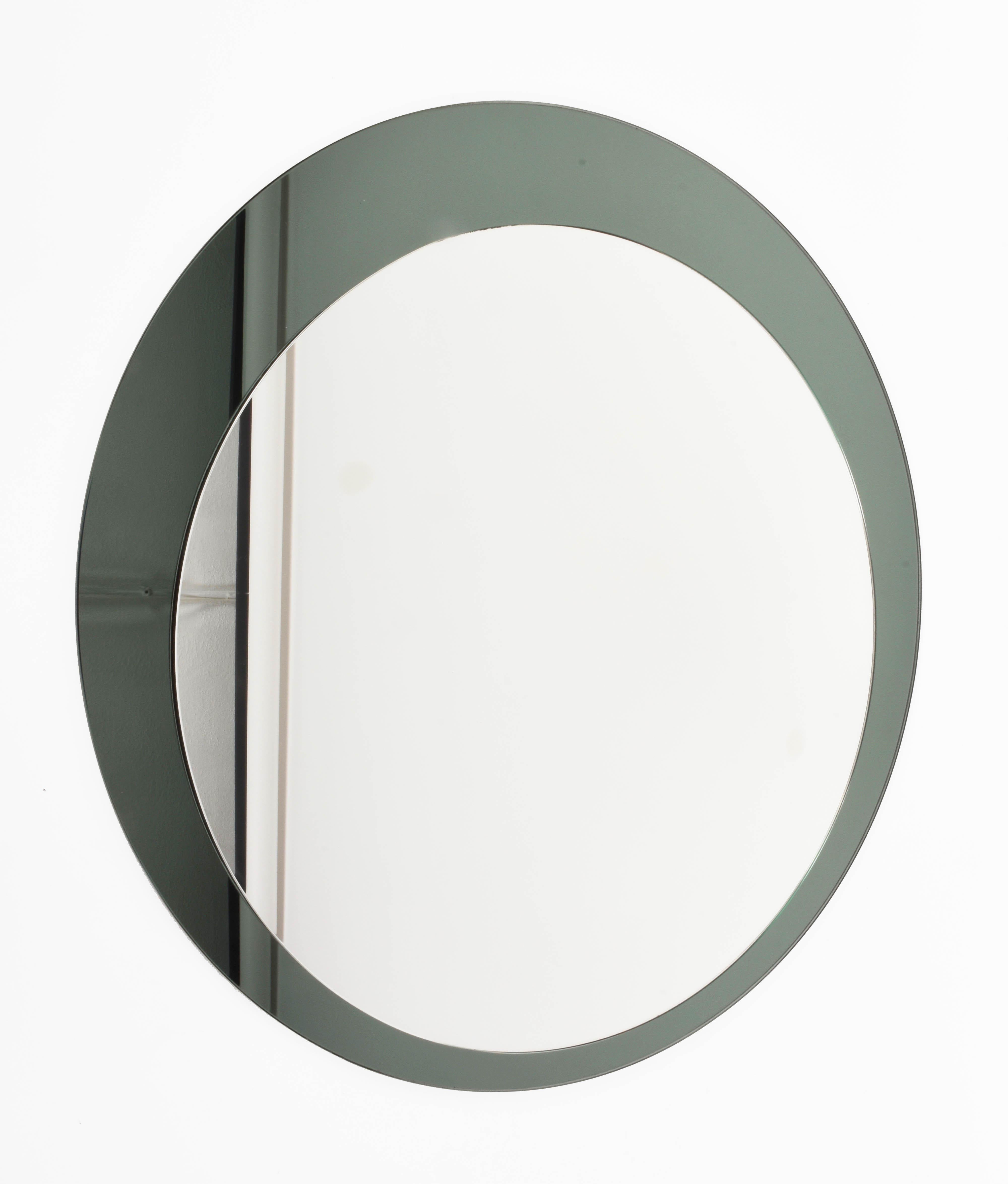 Amazing midcentury round mirror with double frame. This fantastic object was designed by Franz Sartori in Italy in the 1960s Cristal Art production

This piece is marvellous as it has a olive green smoked mirror frame. The contrast of the two