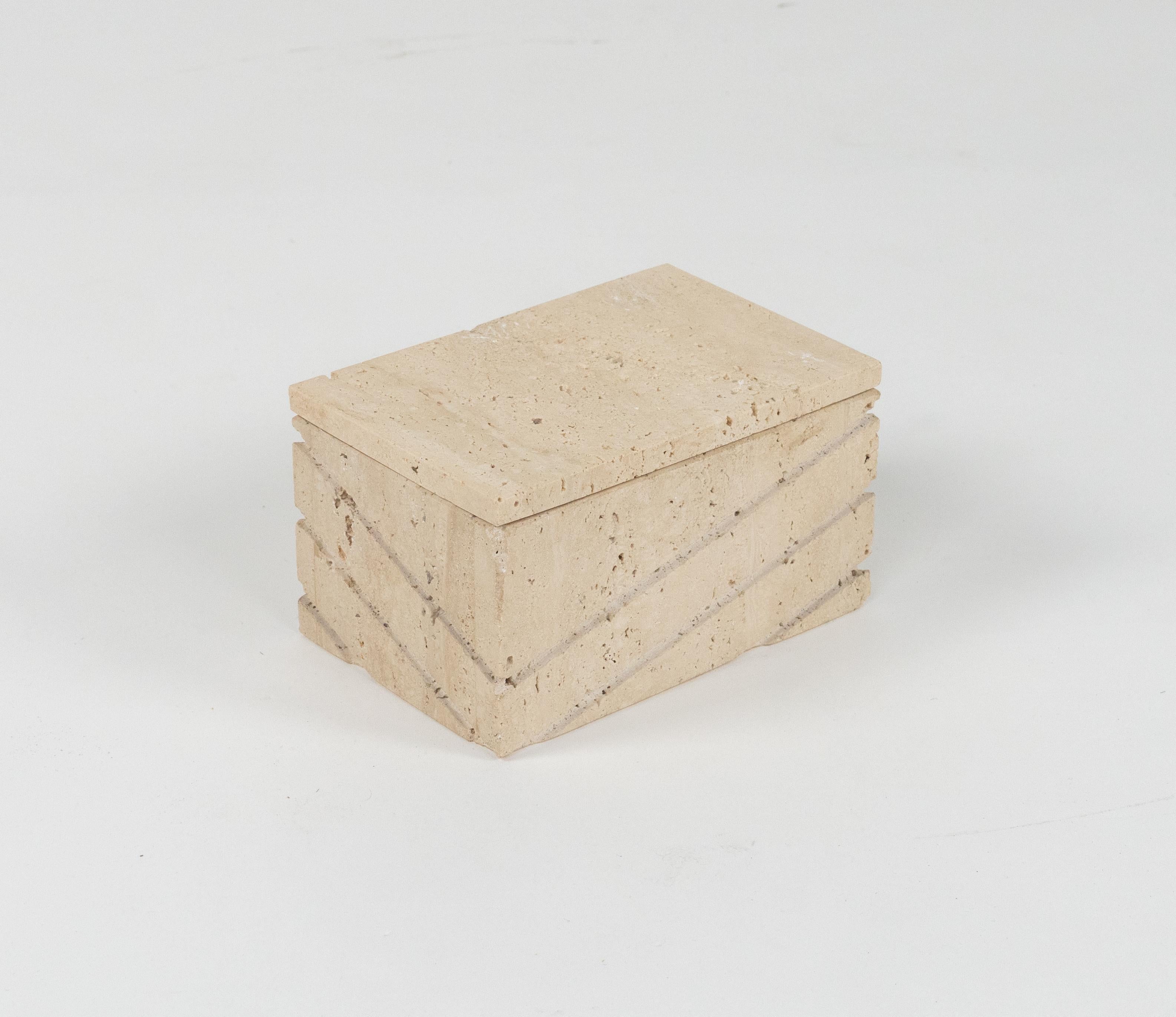 Midcentury beautiful rectangular box in travertine and wood attributed to Fratelli Mannelli.

Made in Italy in the 1970s.

Perfect desk object or gift idea.