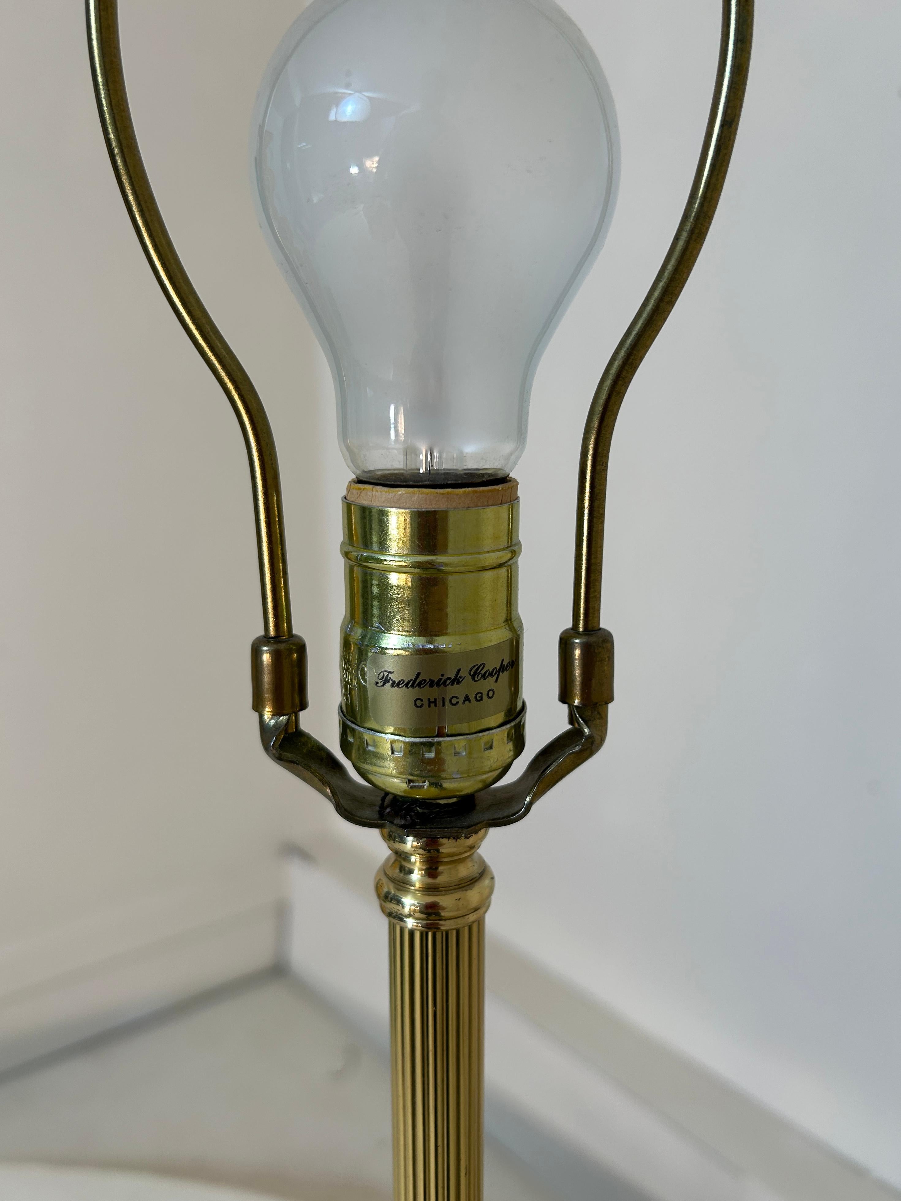 Vassoio in ottone Fredrick Cooper di metà secolo Tavola per lampada da terra in finto bambù in vendita 8