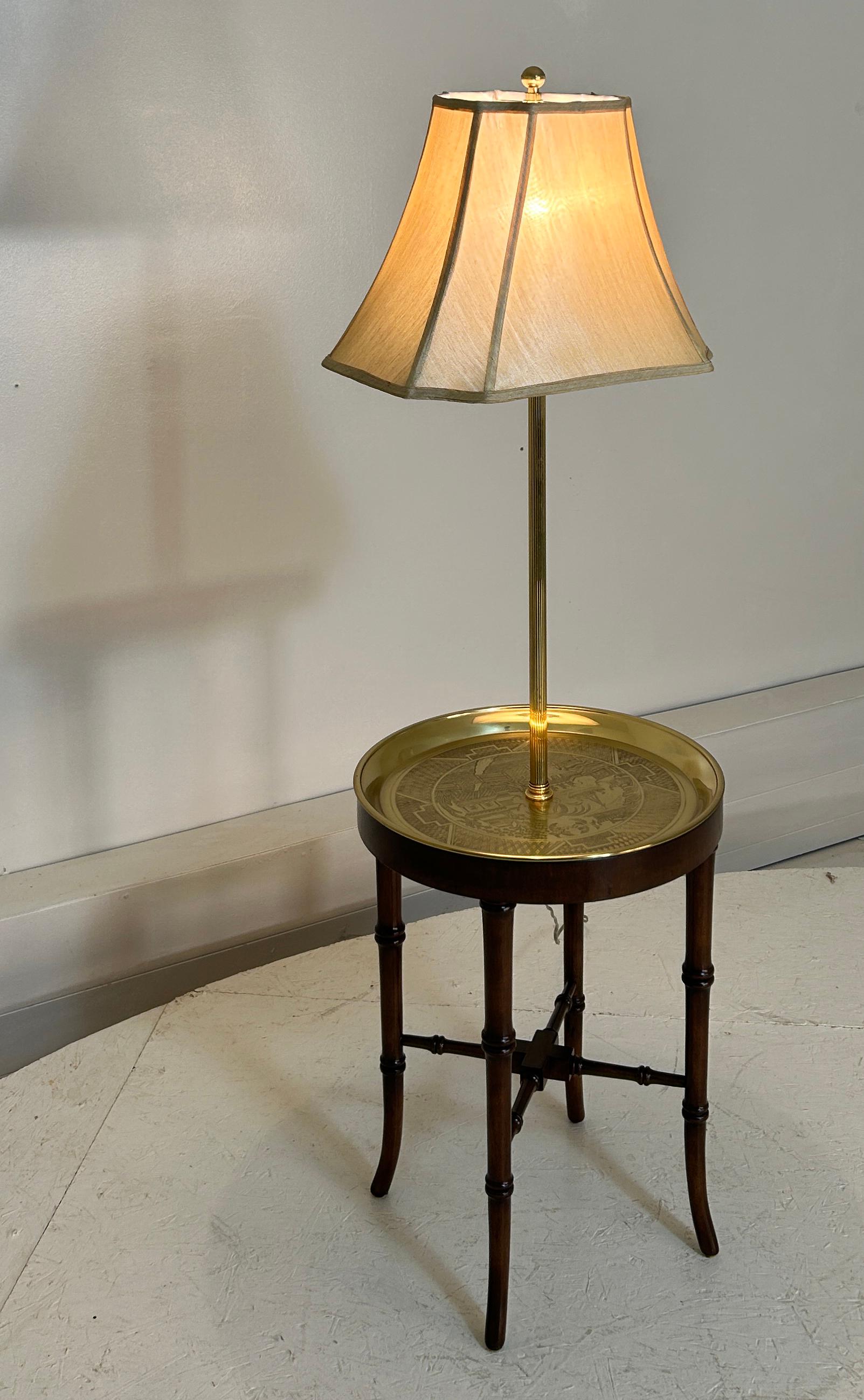 Realizzato con acquaforte Vassoio in ottone Fredrick Cooper di metà secolo Tavola per lampada da terra in finto bambù in vendita