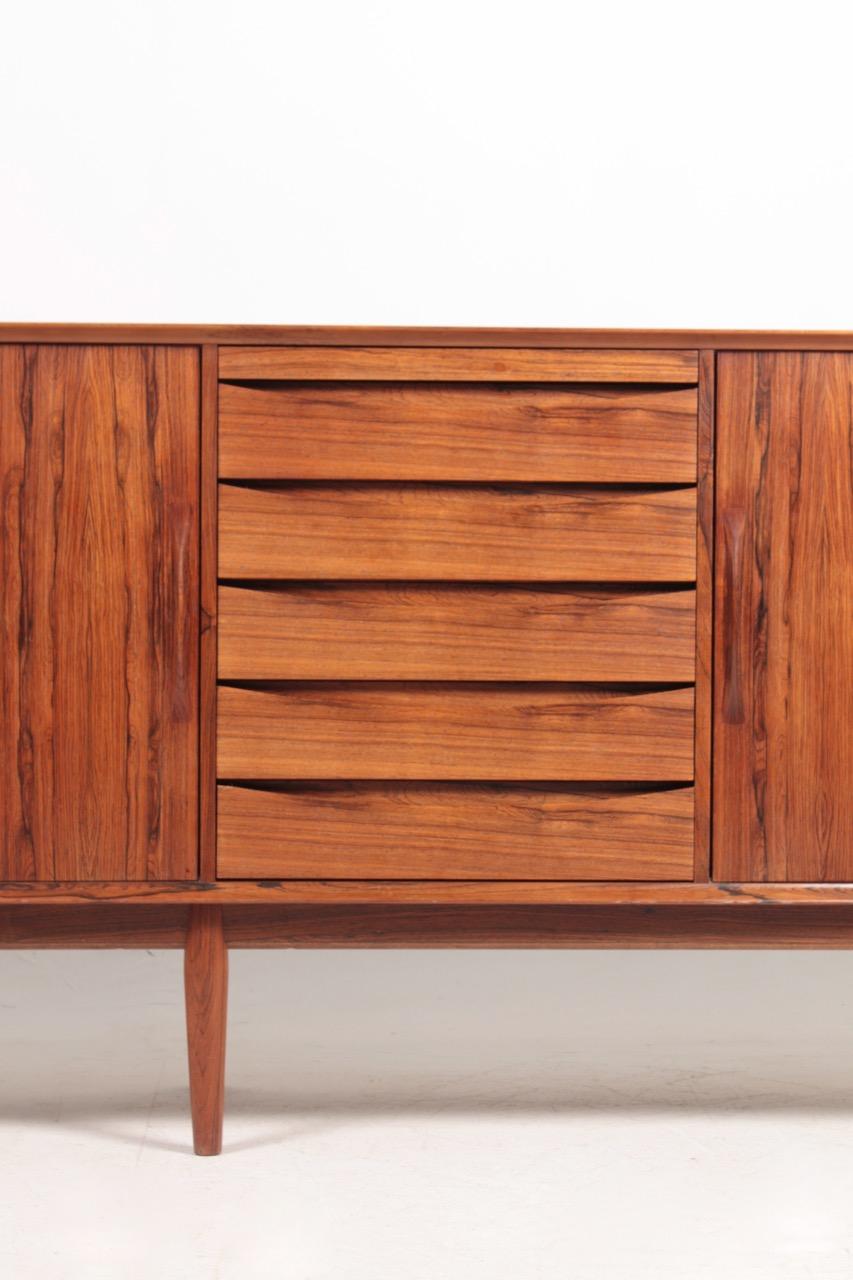 Sideboard in rosewood with tambour doors designed by Maa. Arne Vodder and made by Sibast furniture, 1960s. Great original condition.