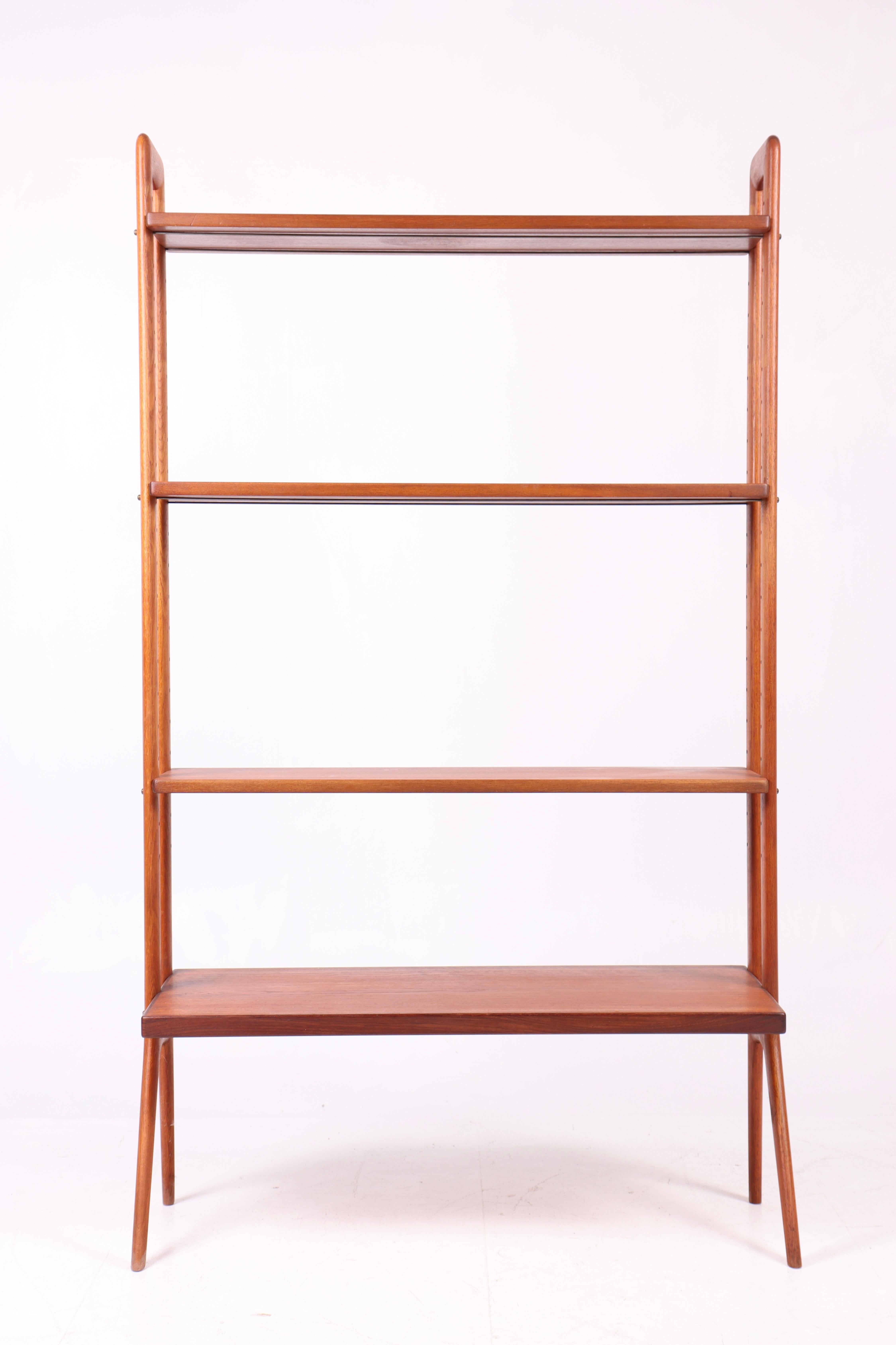 Bücherregal aus Teakholz, entworfen von Kurt Østervig M.A.A. für K.P. Möbel in den 1960er Jahren. Hergestellt in Dänemark, sehr guter Zustand.