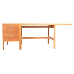 Freistehender Schreibtisch aus der Jahrhundertmitte in Eiche von Børge Mogensen:: dänisches Design:: 1950er Jahre