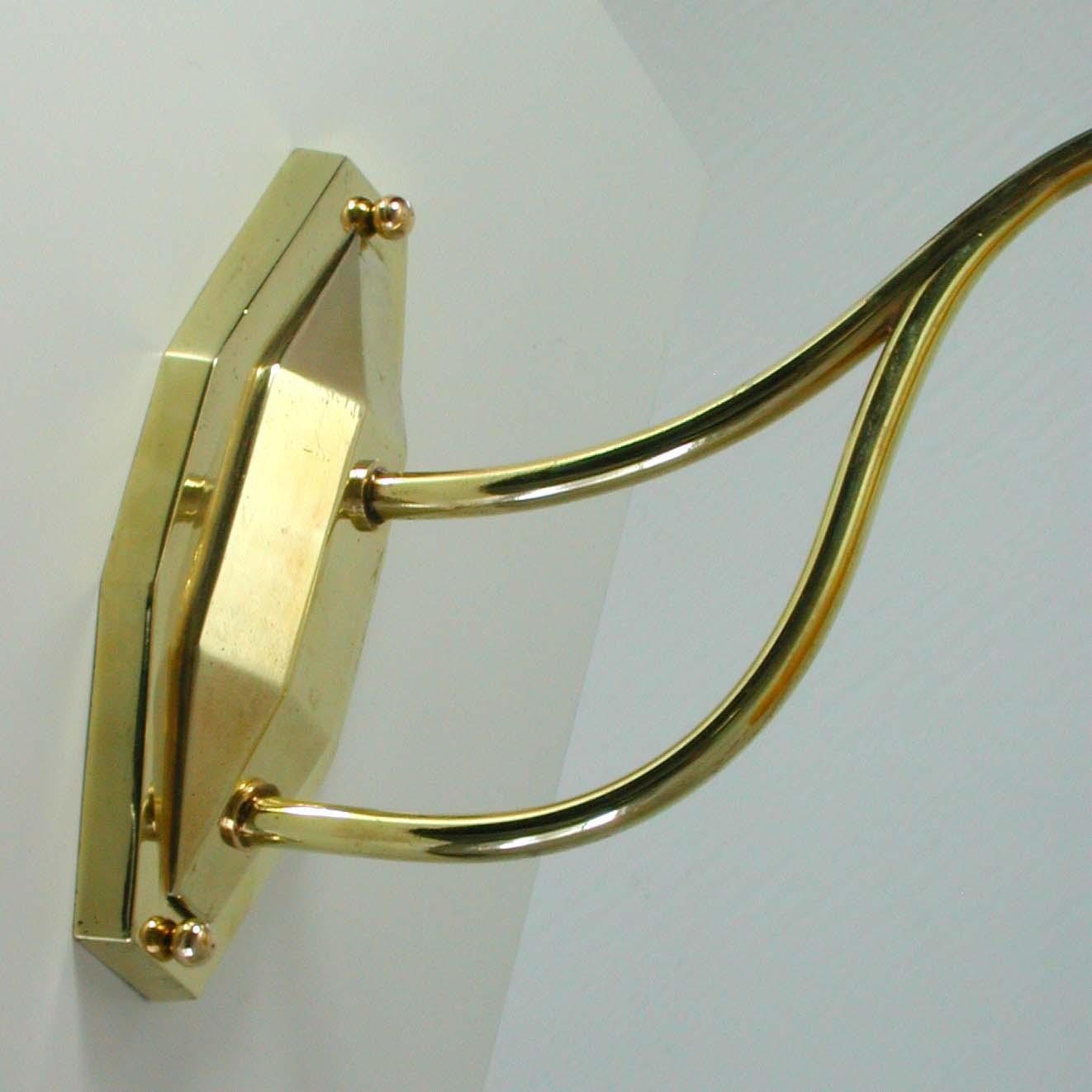 This elegant and very rare midcentury wall light was designed and manufactured in France in the 1950s by Maison ARLUS.

It features a large yellow lacquered metal diabolo lamp shade with brass details and a brass back plate.

The lamp has been