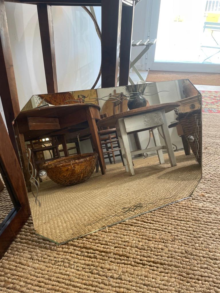 un delizioso specchio francese proveniente da un bistrot del sud della Francia. Viene fornito con la corda originale per appenderlo alla parete.
