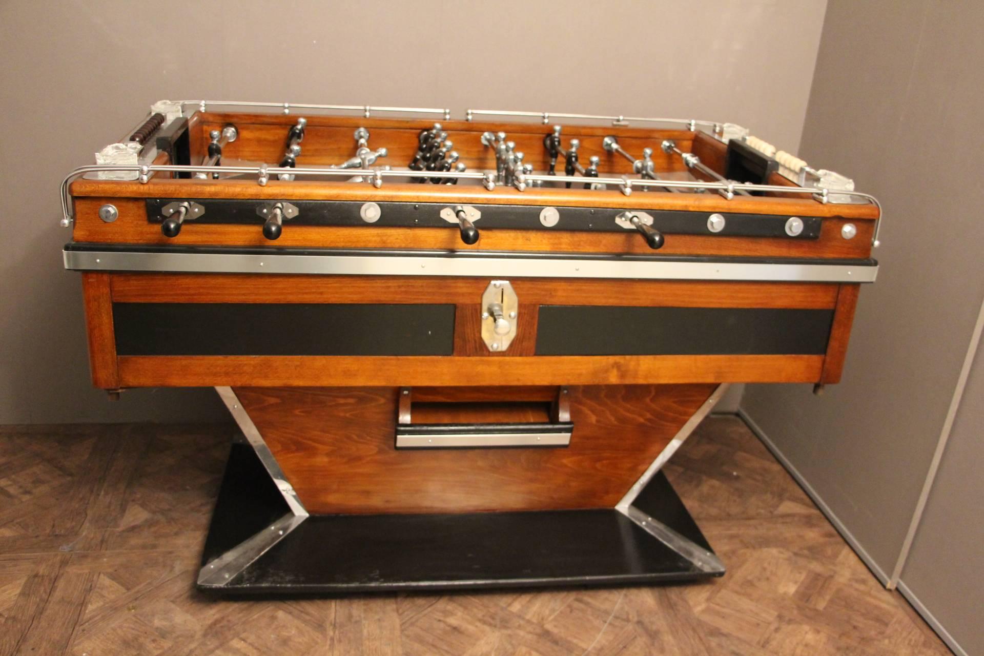 This magnificent French beechwood and ebonized table on shaped supports has got black and silver polished aluminium players, polished aluminium fittings as well as a beautiful aluminium gallery. Black playing 