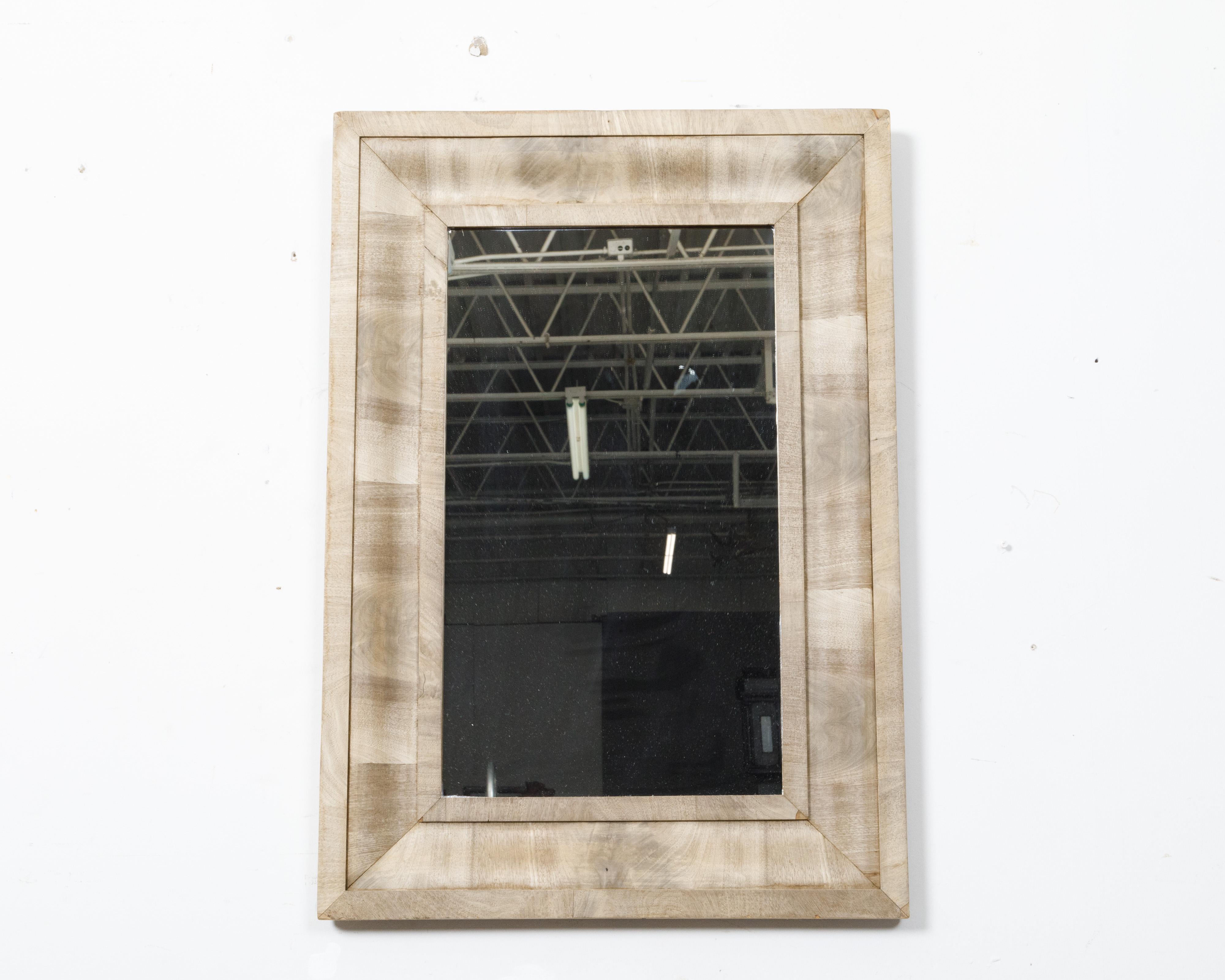 Mid-Century moderno Specchio francese di metà secolo in noce sbiancato con cornice smussata in vendita