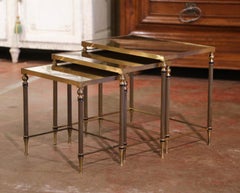 Tavolini francesi di metà secolo in ottone e vetro Églomisé della Maison Baguès