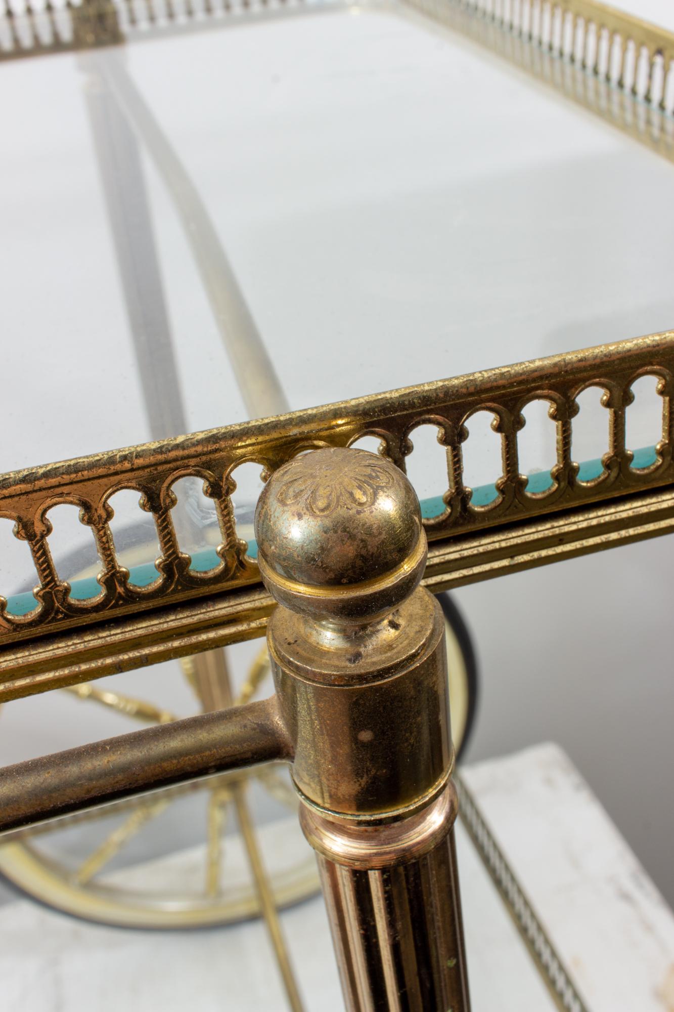 Midcentury Französisch Messing und Glas Trolley-Stil Barwagen mit großen Rädern 6