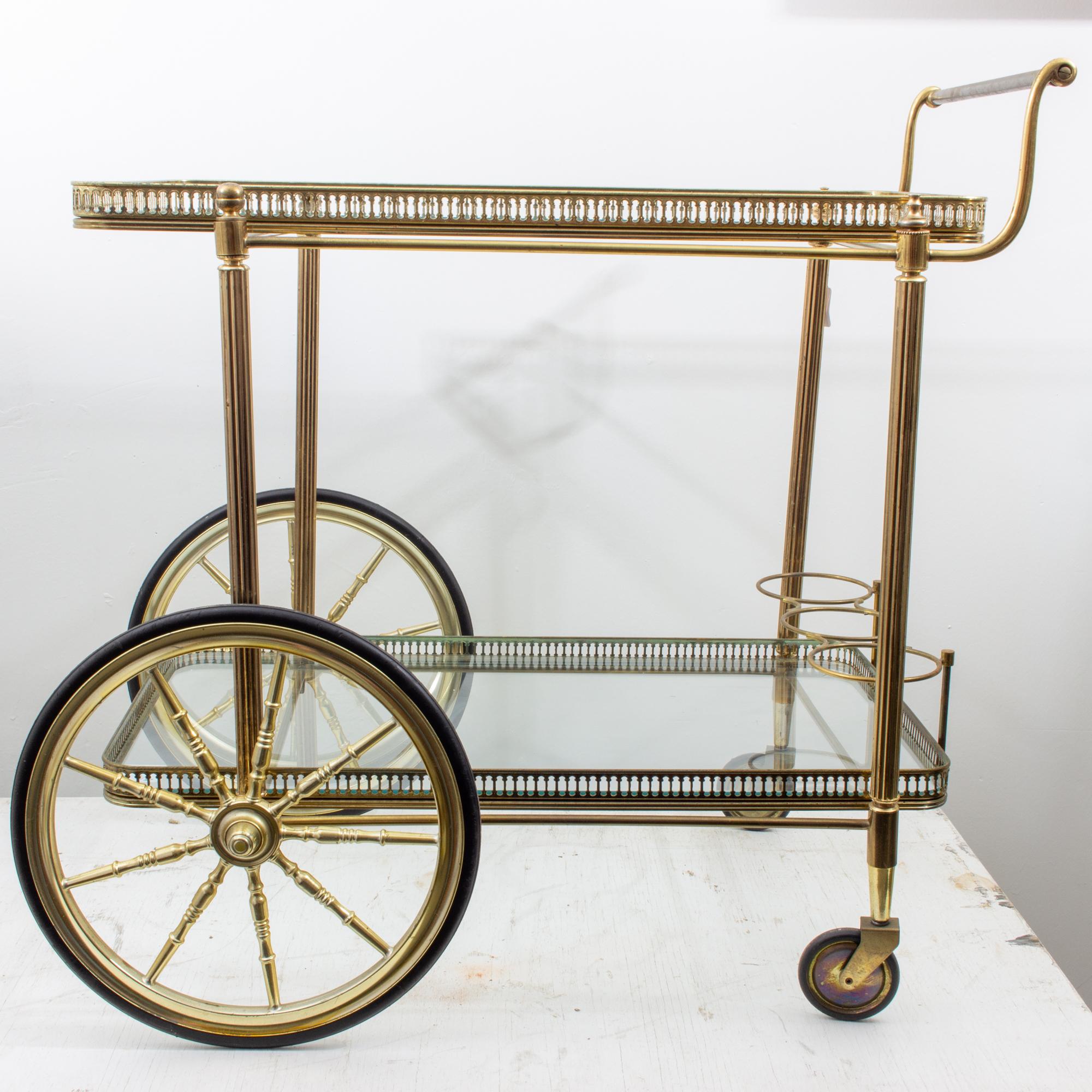 Midcentury Französisch Messing und Glas Trolley-Stil Barwagen mit großen Rädern 7
