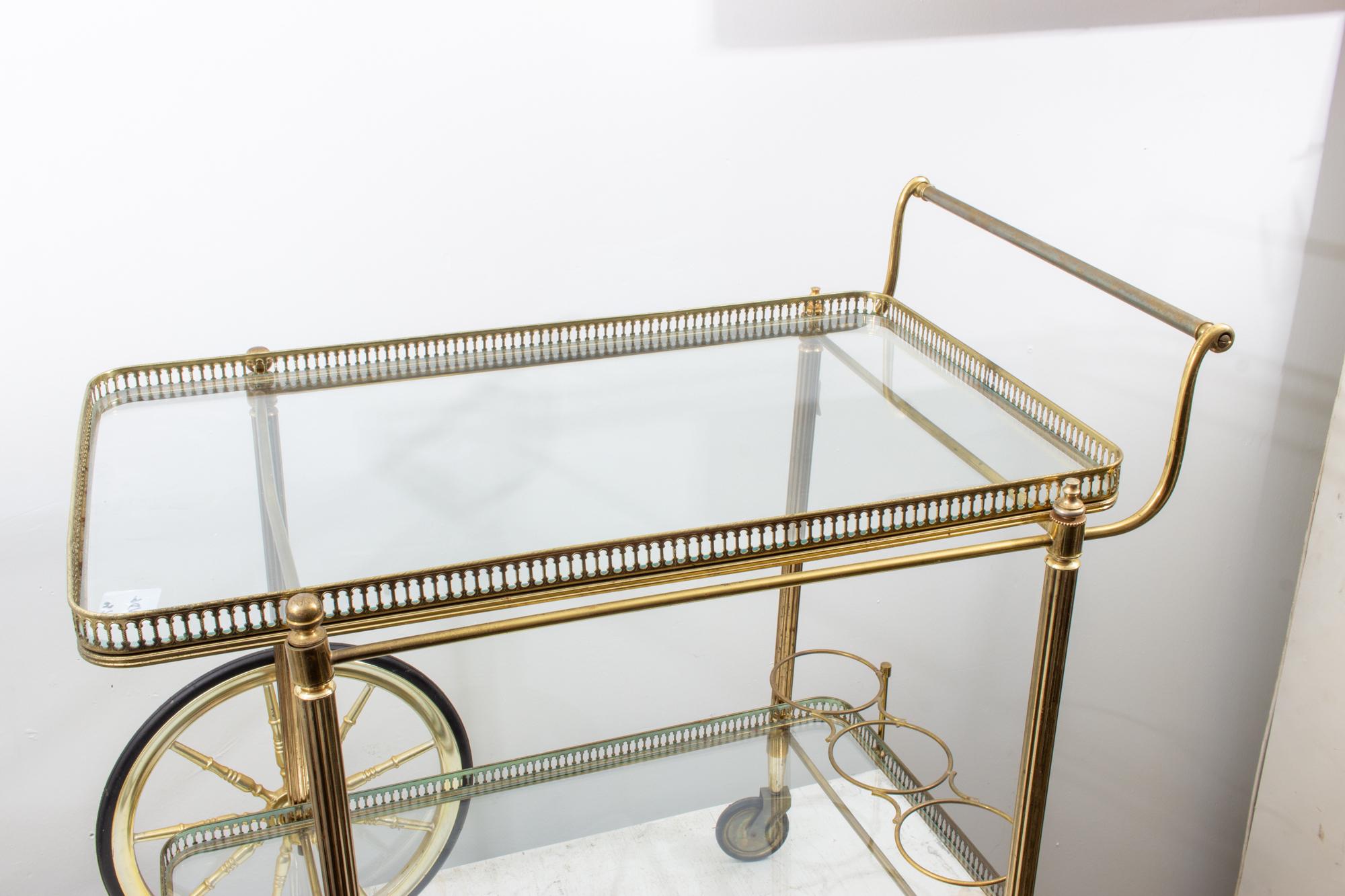 Midcentury Französisch Messing und Glas Trolley-Stil Barwagen mit großen Rädern 8