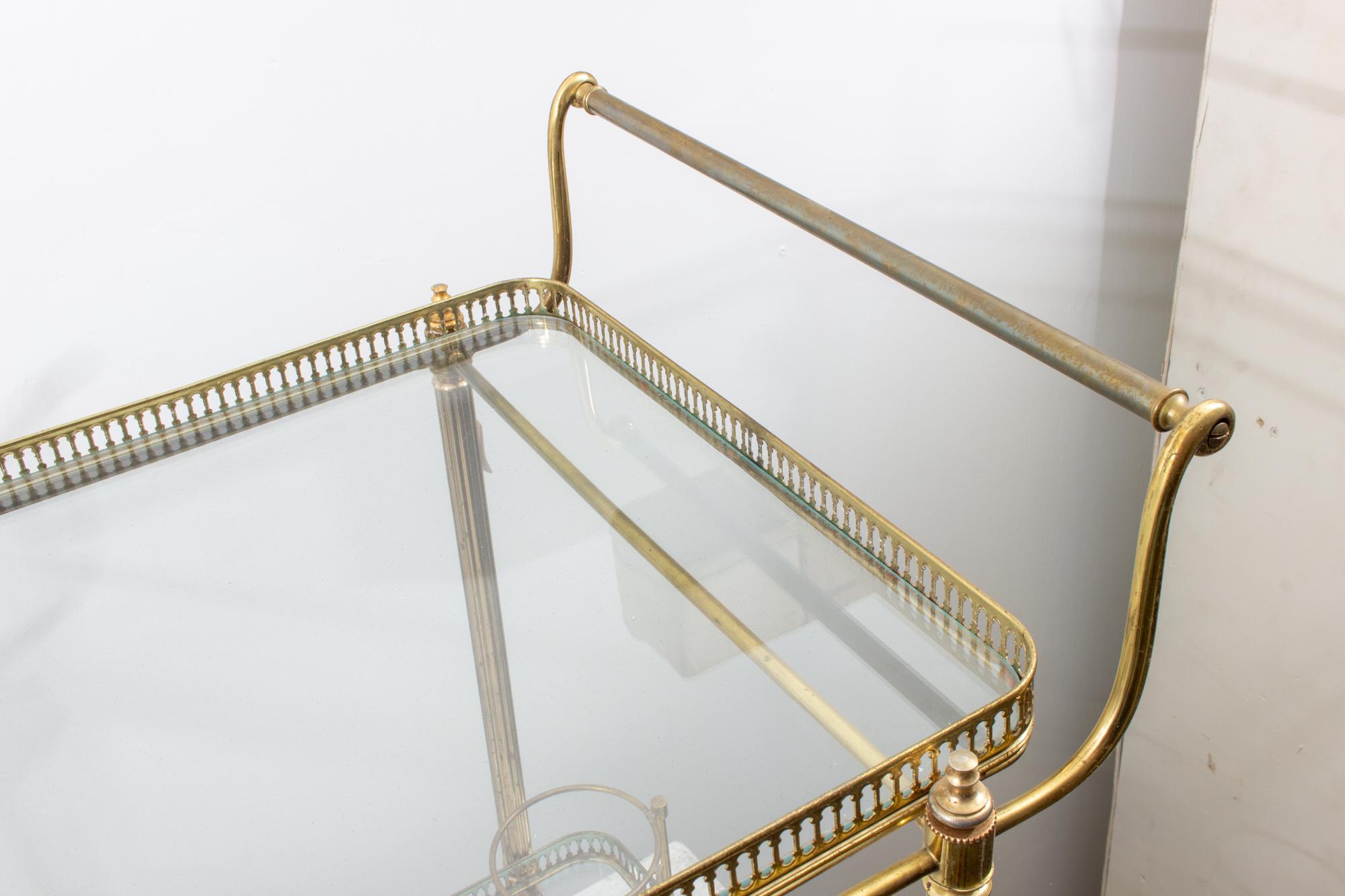 Midcentury Französisch Messing und Glas Trolley-Stil Barwagen mit großen Rädern 9