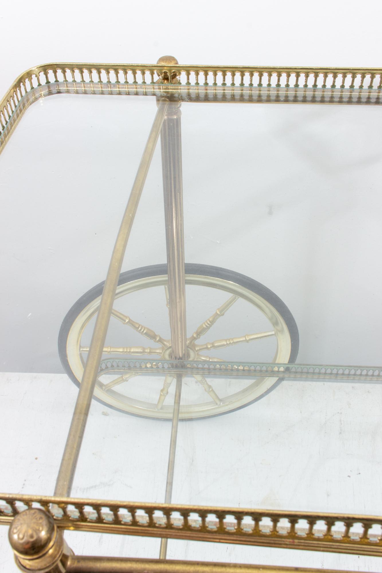 Midcentury Französisch Messing und Glas Trolley-Stil Barwagen mit großen Rädern 10