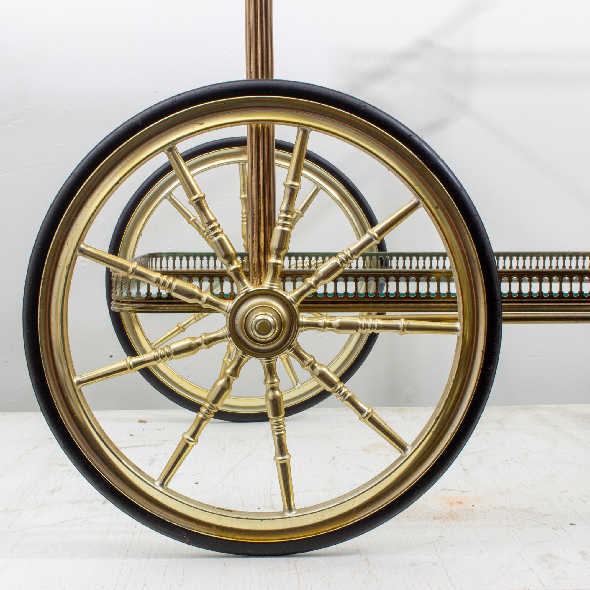 Midcentury Französisch Messing und Glas Trolley-Stil Barwagen mit großen Rädern 11