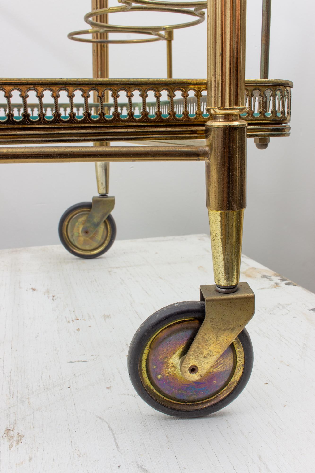 Midcentury Französisch Messing und Glas Trolley-Stil Barwagen mit großen Rädern 12