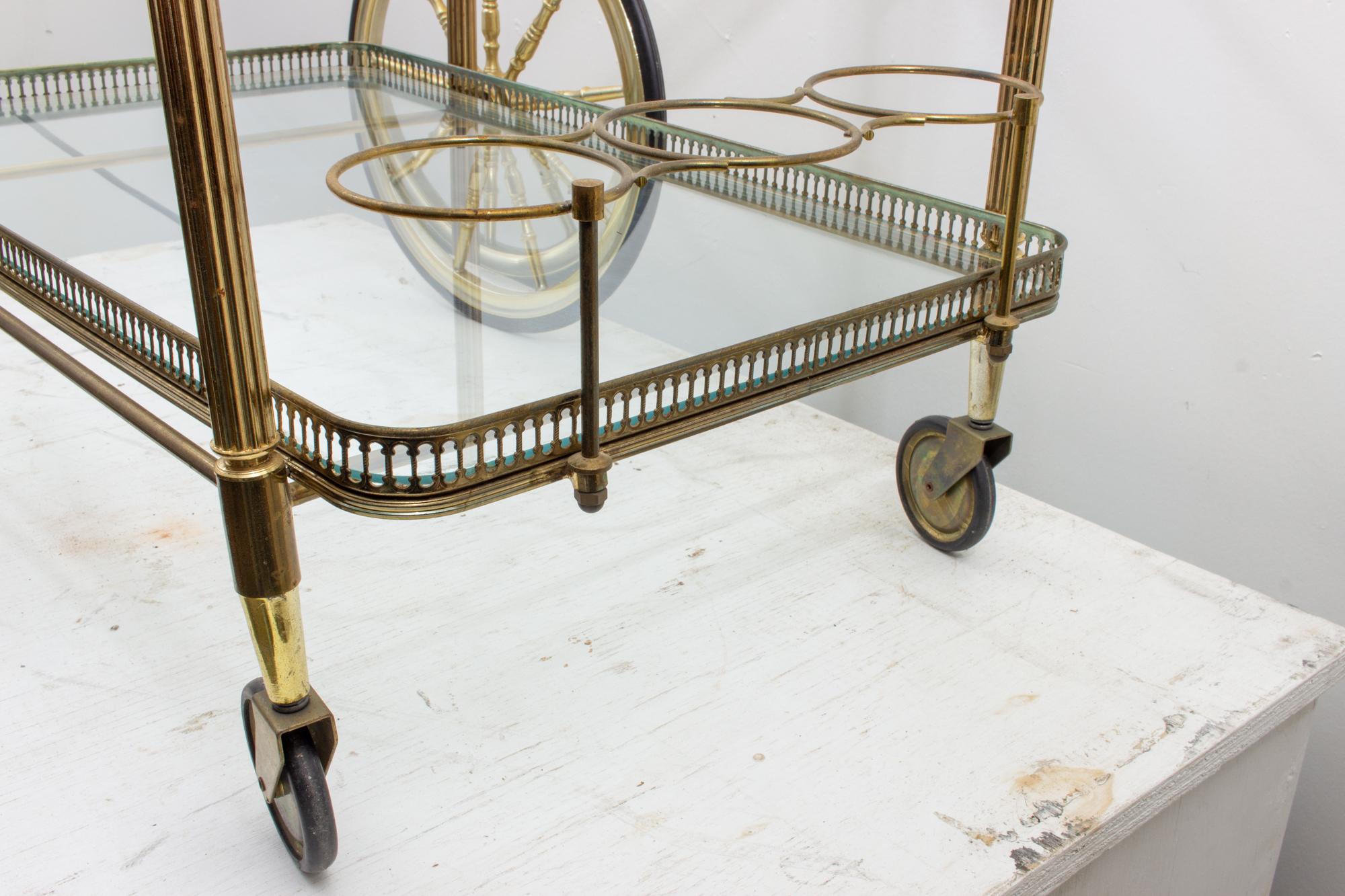 Midcentury Französisch Messing und Glas Trolley-Stil Barwagen mit großen Rädern 13